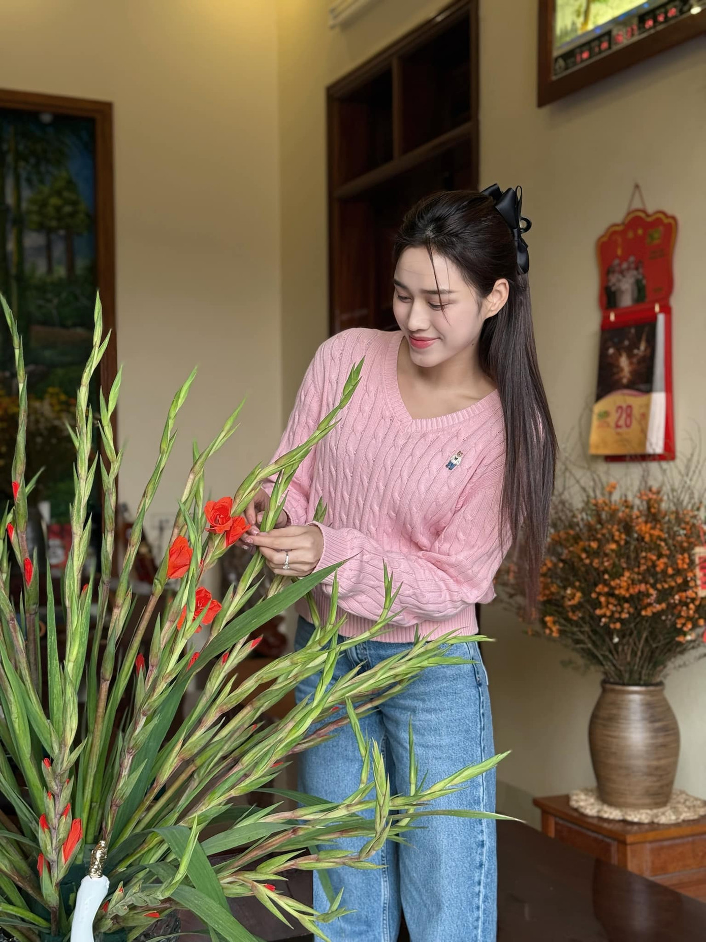 Chiều 29 Tết, Hoa hậu Đỗ Thị Hà tất bật cắm hoa, dọn dẹp nhà cửa để chuẩn bị đón Giao thừa. Không gian ngôi nhà của cô ở Thanh Hóa ngập tràn các loại hoa Tết rực rỡ.