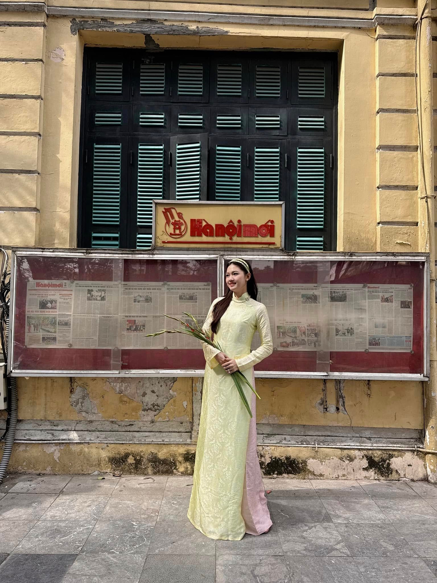 Á hậu Thanh Tú khoe vẻ dịu dàng, thanh lịch khi dạo phố Hà Nội trong chiều cuối năm.