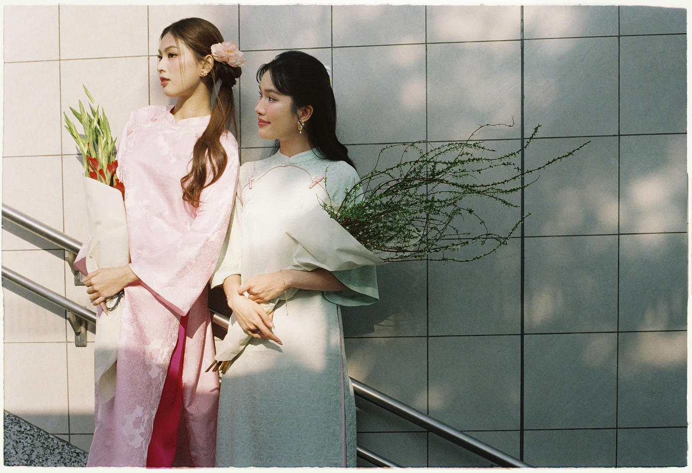 Á hậu Phương Anh, Ngọc Thảo diện áo dài chụp ảnh những ngày cuối năm. Hai người đẹp chọn ga metro đầu tiên của TPHCM để thực hiện bộ ảnh Tết. Đây là địa điểm hot, được nhiều bạn trẻ chọn để chụp ảnh áo dài Tết những ngày cuối năm.