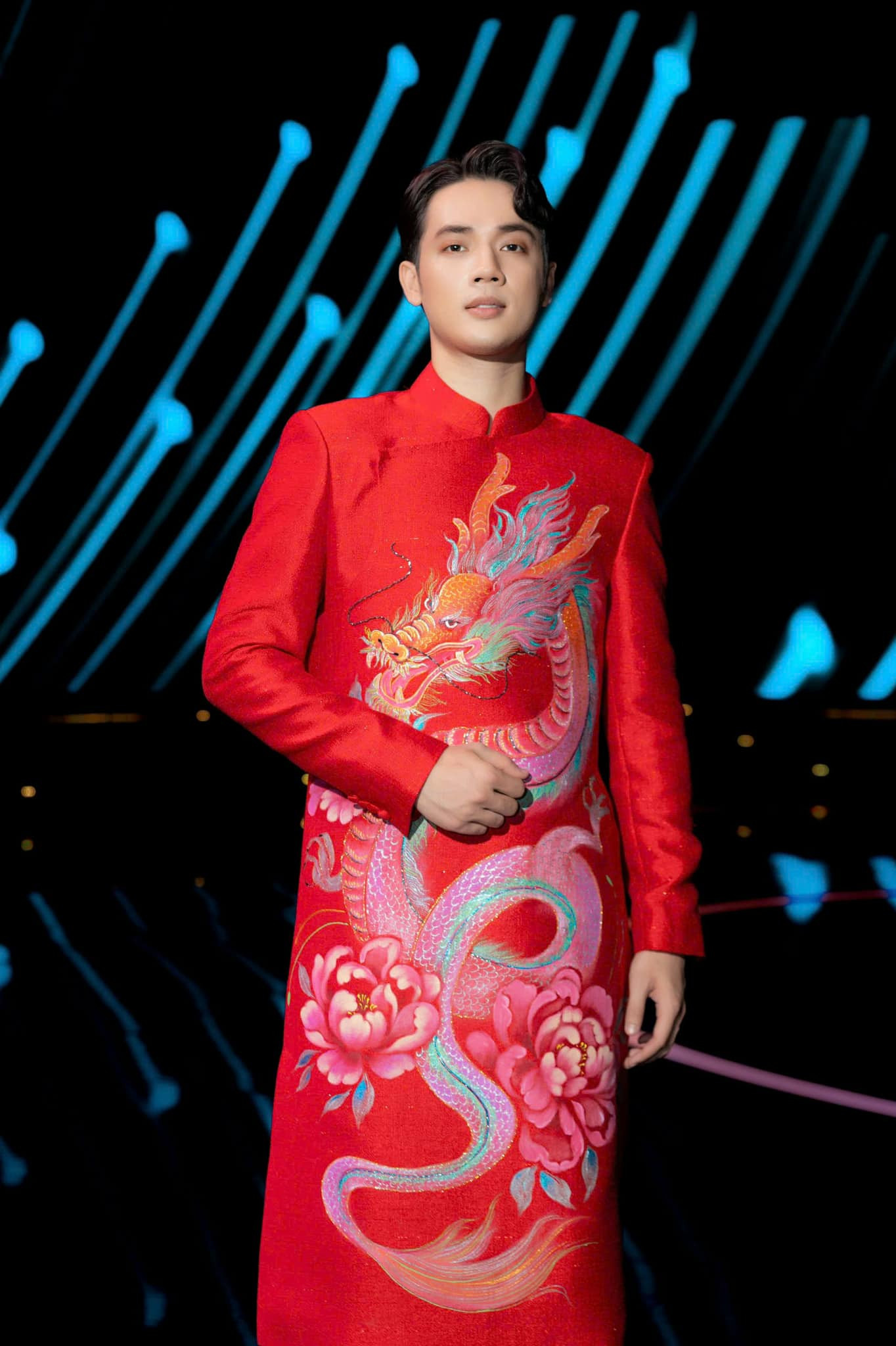 Nhiều nam vương mặc áo dài của NTK Trường Duy. Nhiều nam vương mặc áo dài của NTK Trường Duy.