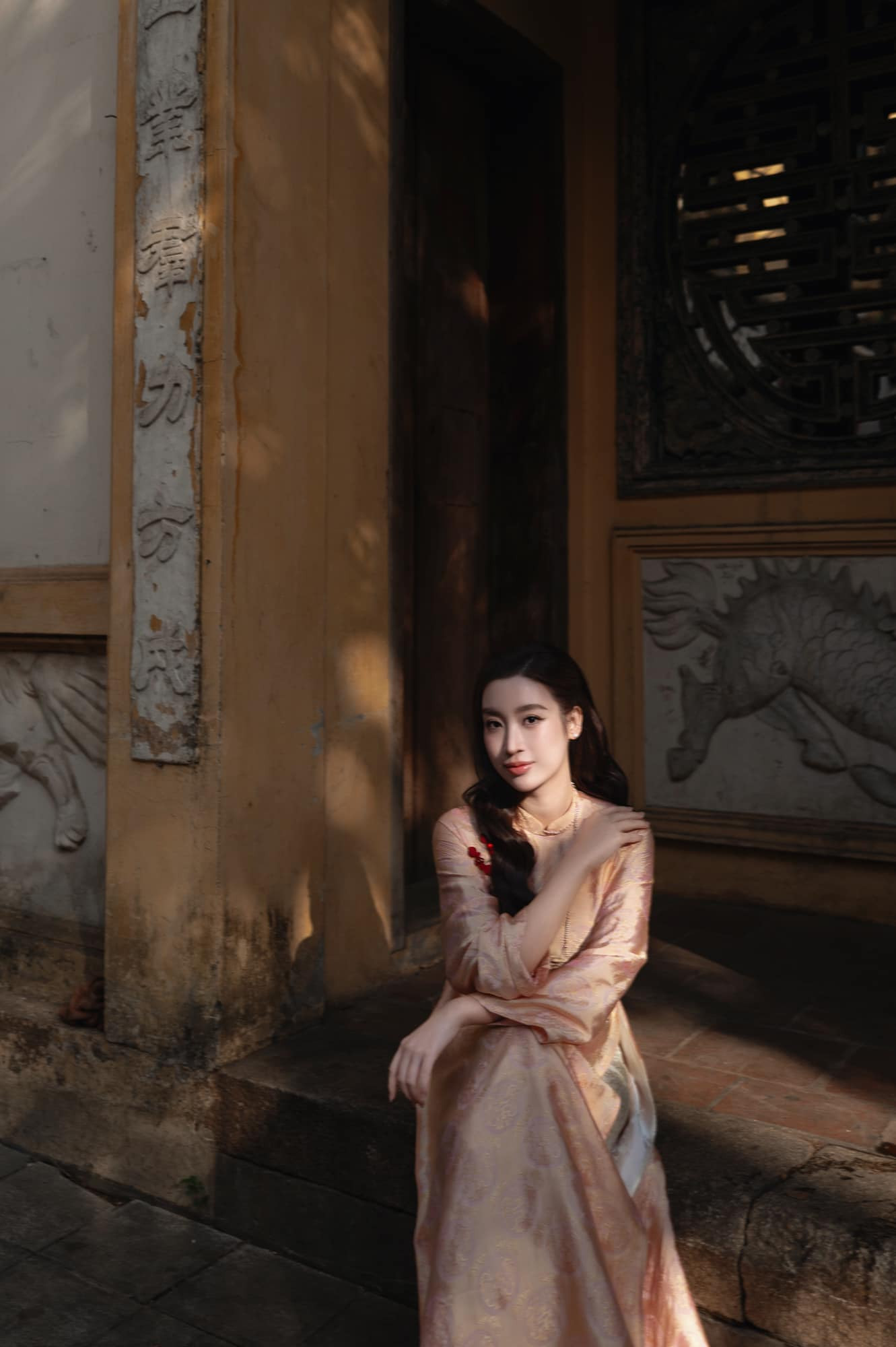 Trong khi dàn người đẹp bận rộn dọn nhà cửa thì Hoa hậu Đỗ Mỹ Linh thảnh thơi mặc áo dài, dạo phố cổ trong ngày 29 Tết.