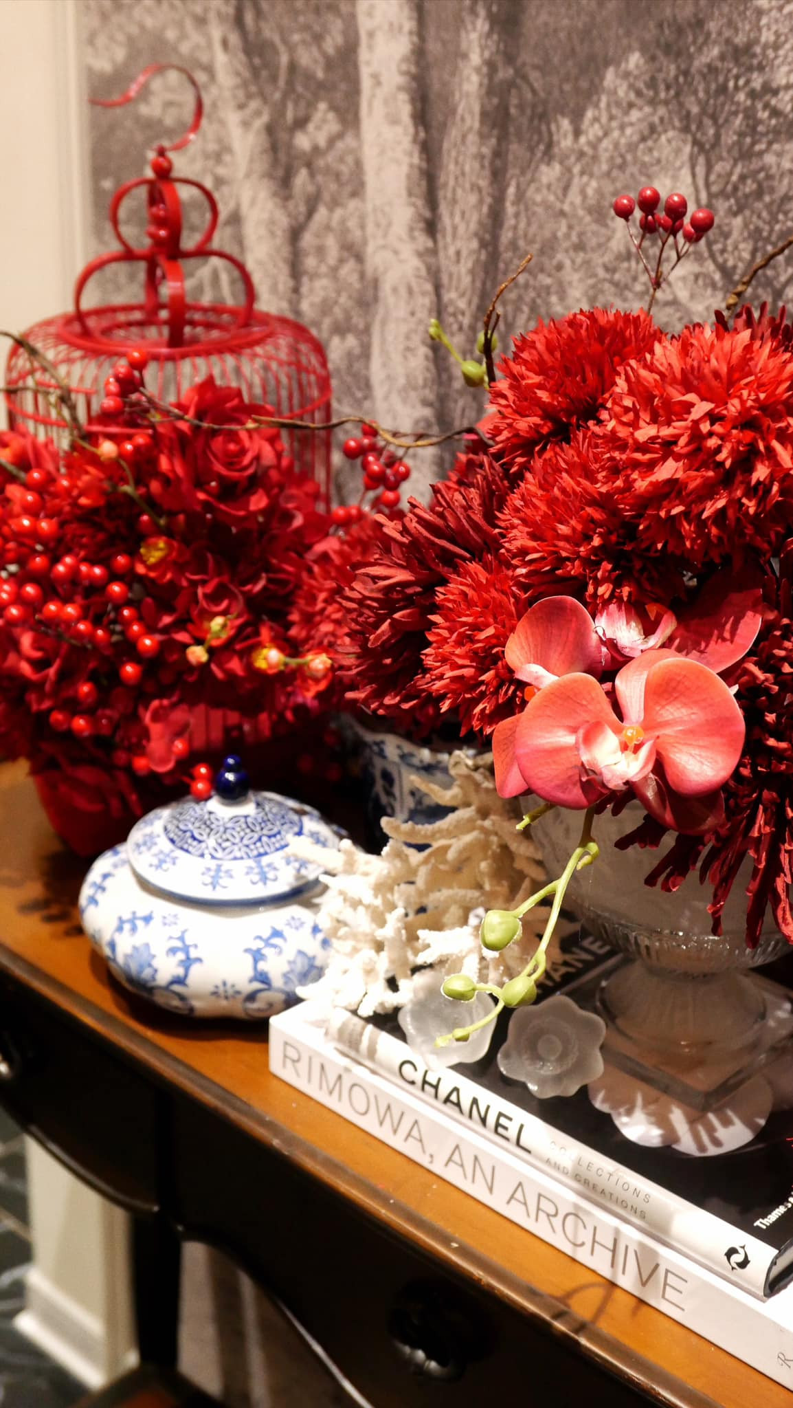 Không gian căn biệt thự của Á hậu Tú Anh được trang trí nhiều loại hoa cỏ, đồ decor sang trọng, sẵn sàng chào đón năm mới.