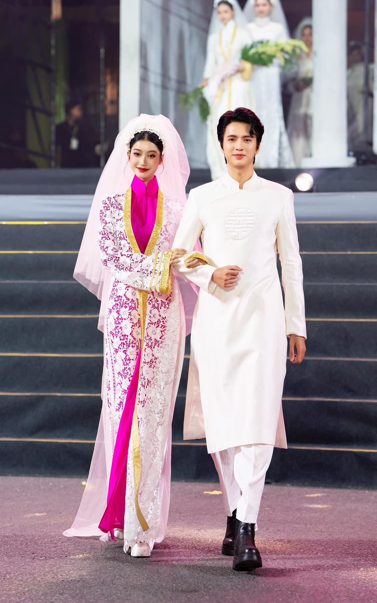 Nhiều nam vương mặc áo dài của NTK Trường Duy. Nhiều nam vương mặc áo dài của NTK Trường Duy.