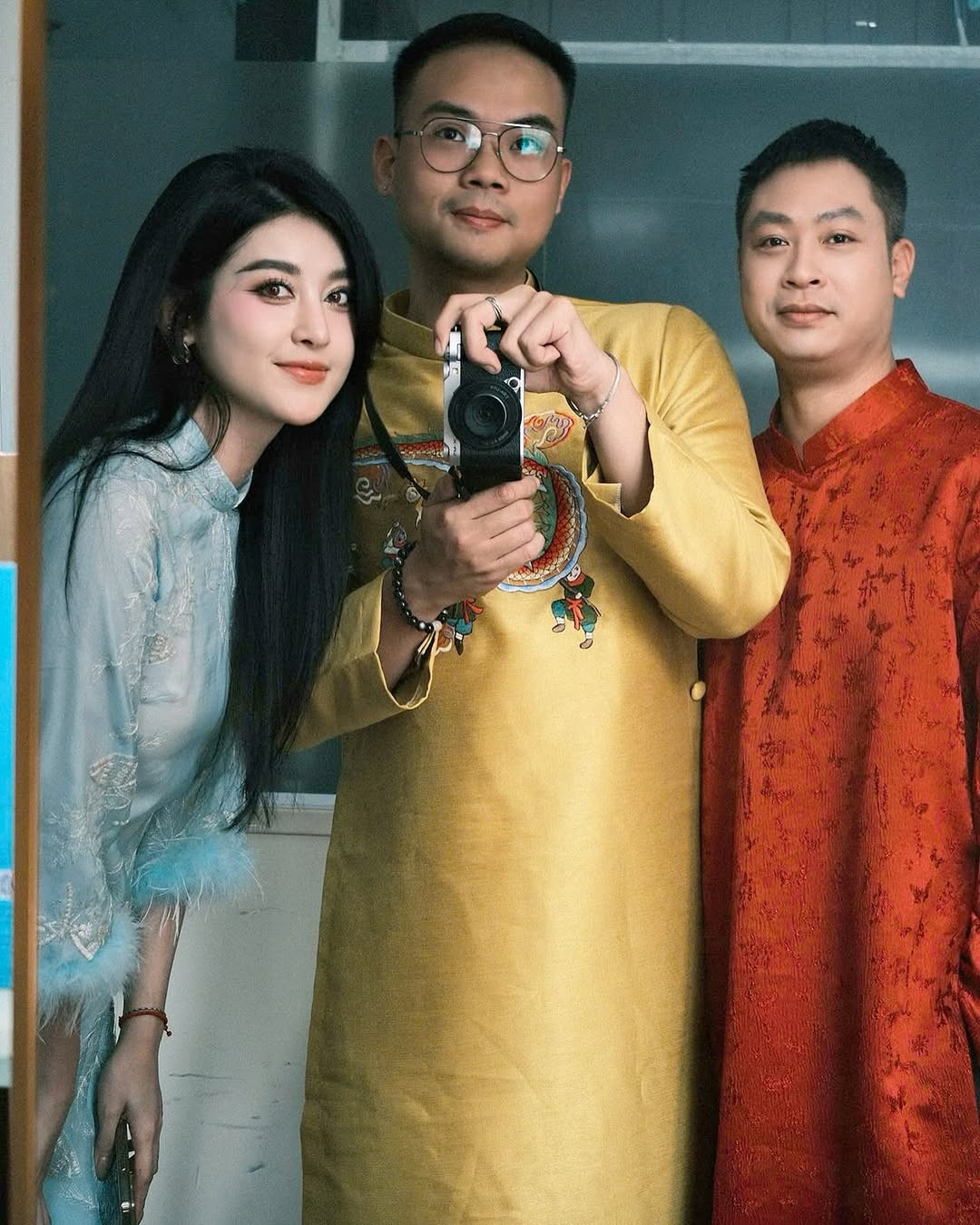 Á hậu Huyền My mặc áo dài xanh in họa tiết, phối lông vũ ở tay khi đi chụp ảnh cuối năm cùng bạn bè.