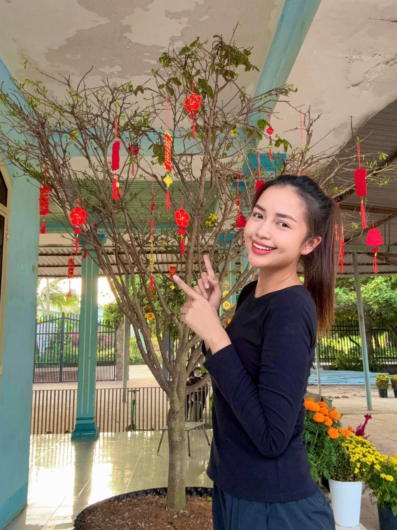 Hoa hậu Ngọc Châu trang trí cây cảnh vào chiều 29 Tết. Người đẹp chia sẻ cảm giác buồn bã, hụt hẫng khi năm nay cô đón Tết một mình, không có mẹ bên cạnh.