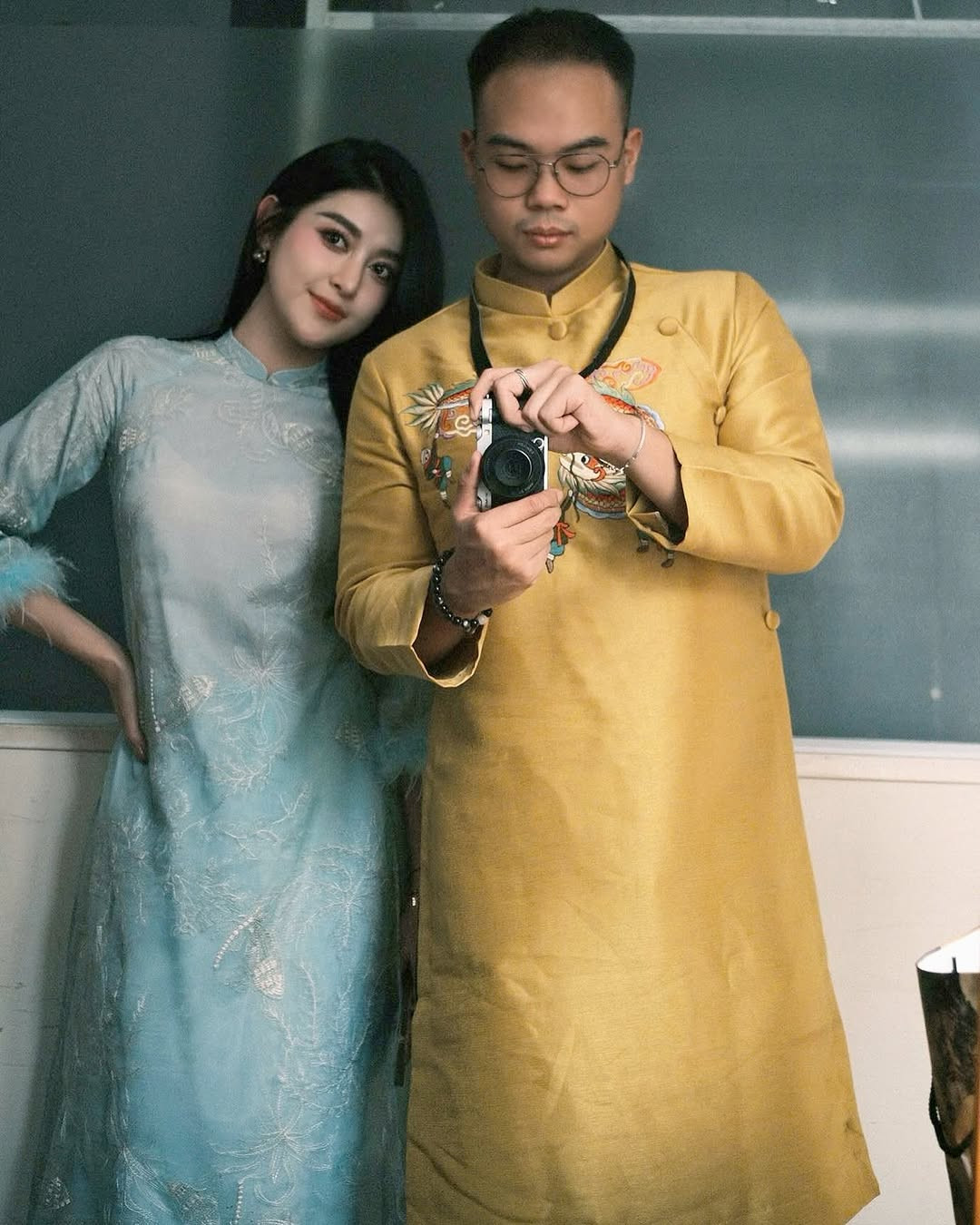 Á hậu Huyền My mặc áo dài xanh in họa tiết, phối lông vũ ở tay khi đi chụp ảnh cuối năm cùng bạn bè.