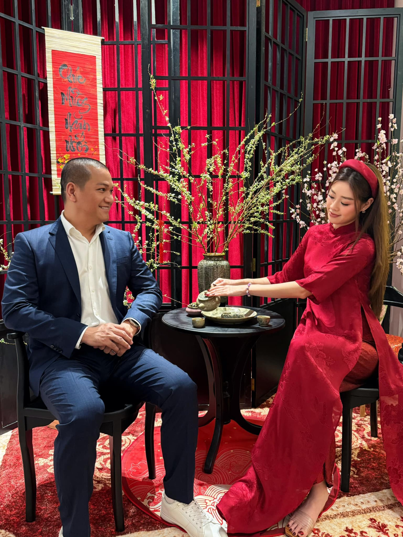 Hoa hậu Khánh Vân mặc áo dài bên chồng - nhiếp ảnh gia Nguyễn Long trong khoảnh khắc chào đón năm mới. Đây là cái Tết đầu tiên của Khánh Vân trong vai trò làm dâu. Hoa hậu Khánh Vân mặc áo dài bên chồng - nhiếp ảnh gia Nguyễn Long trong khoảnh khắc chào đón năm mới. Đây là cái Tết đầu tiên của Khánh Vân trong vai trò làm dâu.