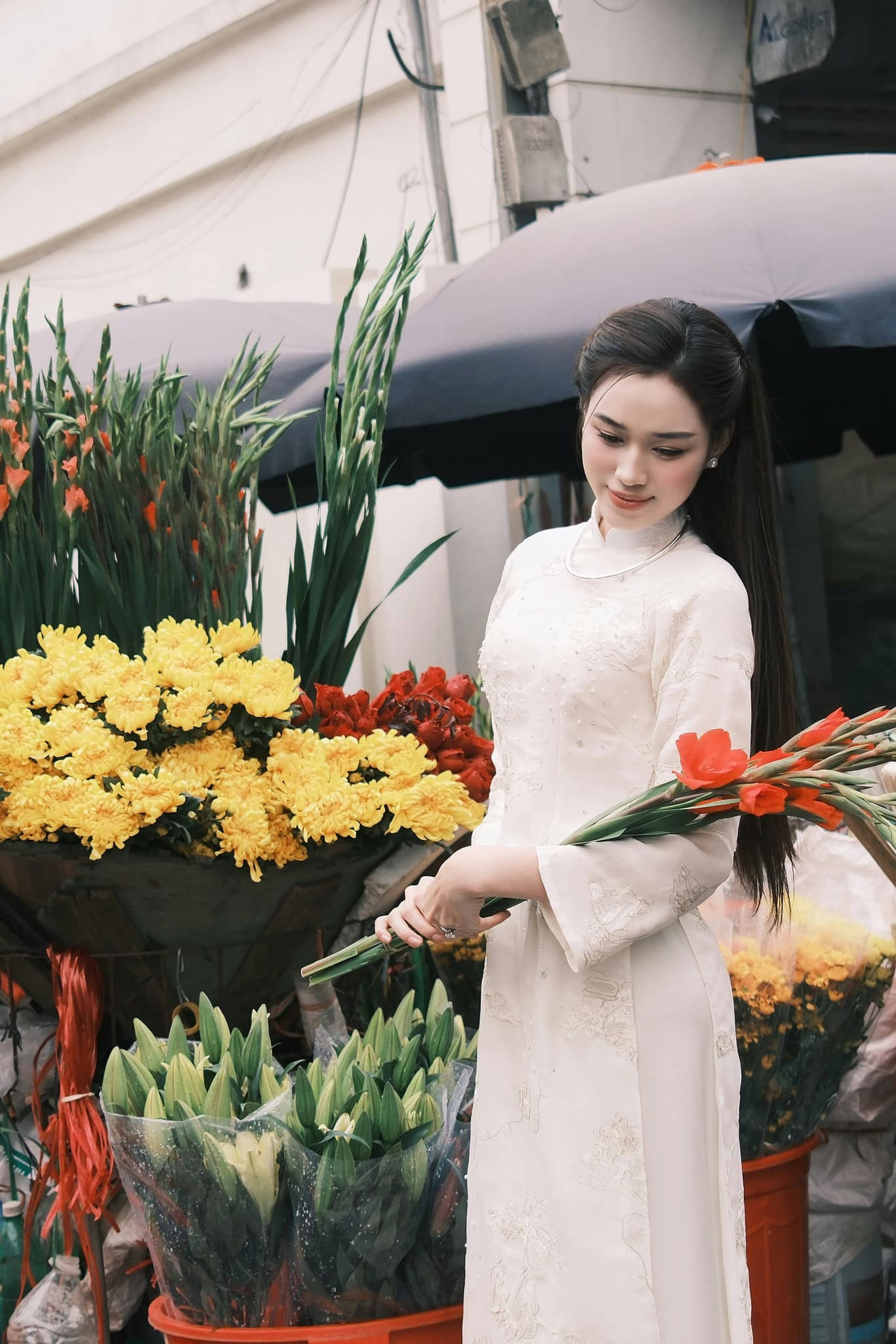 Hoa hậu Việt Nam 2020 để tóc thẳng tự nhiên, trang điểm nhẹ nhàng. Cô tranh thủ đi chợ mua hoa, sắm đồ đạc để về trang trí Tết. Người đẹp cho biết cô thích trang hoàng, dọn dẹp nhà cửa trong những dịp cuối năm để quây quần bên bạn bè.