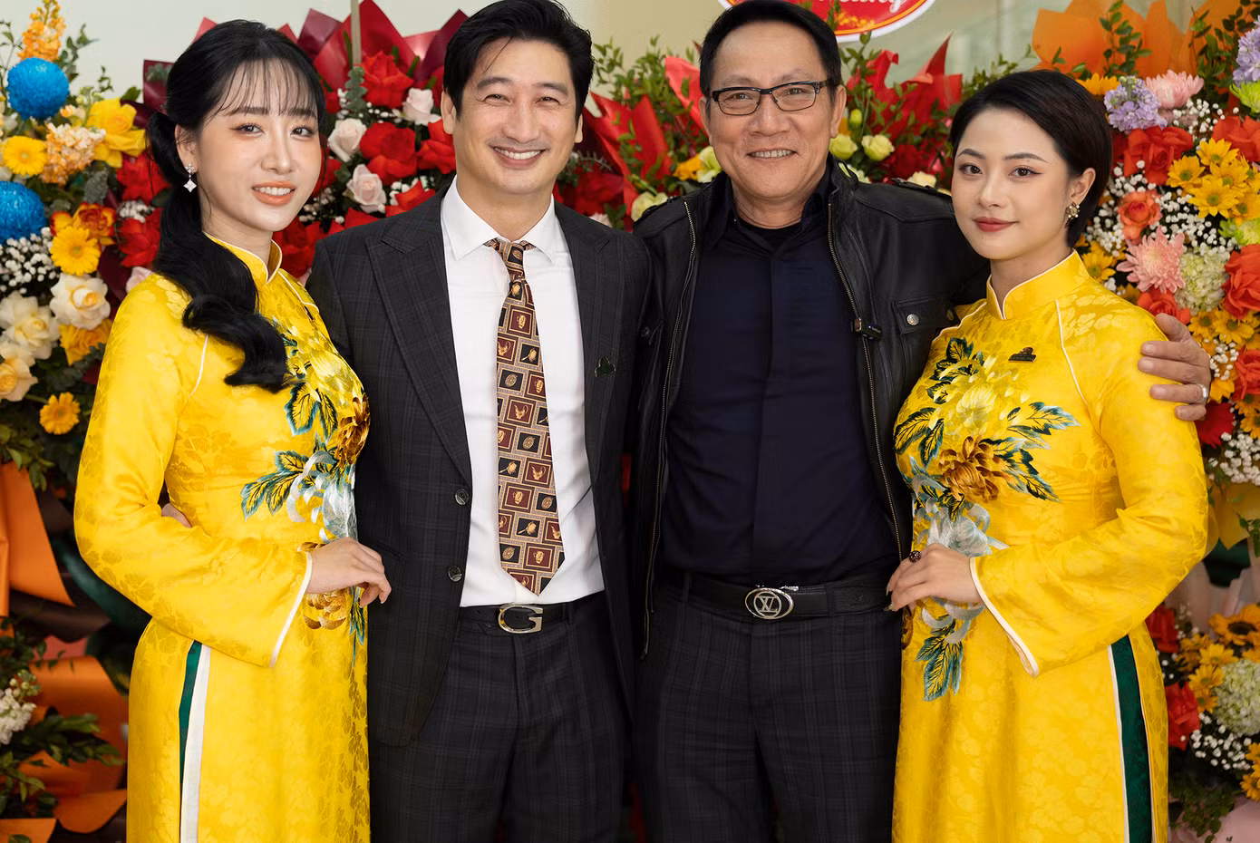 Dàn diễn viên Nhà hát Kịch Hà Nội mặc đồng phục áo dài vàng dự lễ kỷ niệm.