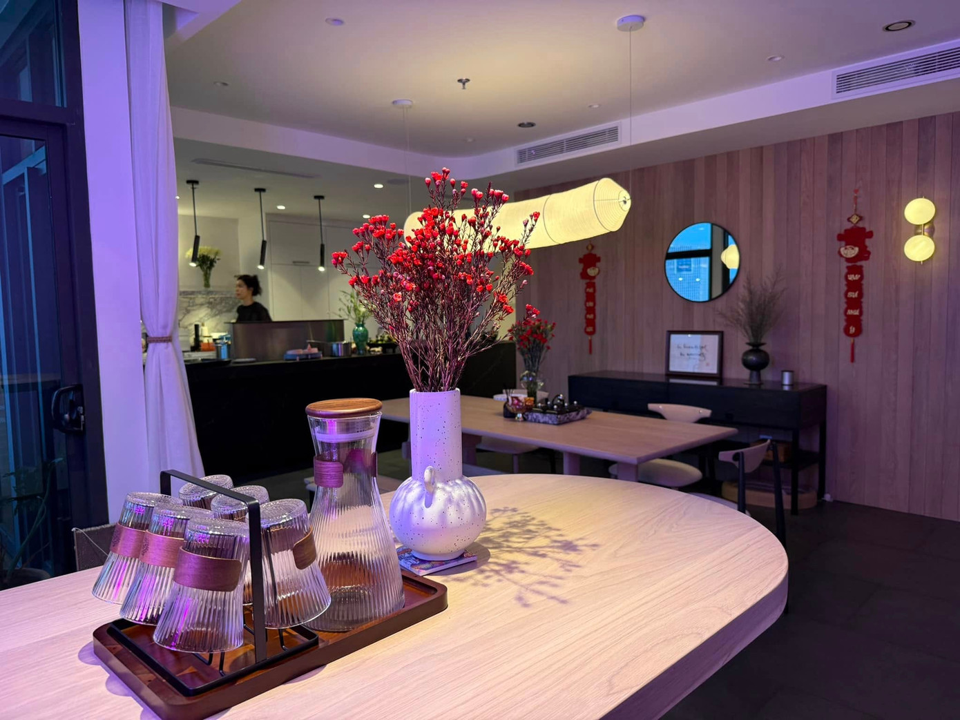 Người đẹp Minh Tú khoe căn hộ gọn gàng, ngăn nắp với góc decor đỏ rực không khí Tết.