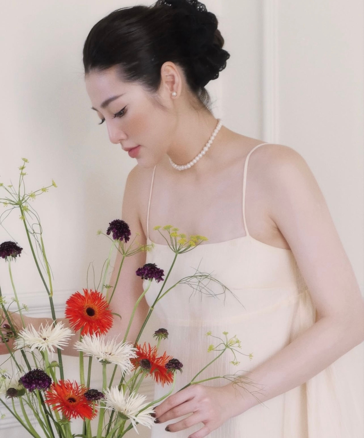 Á hậu Tú Anh cắm hoa để chuẩn bị đón năm mới.