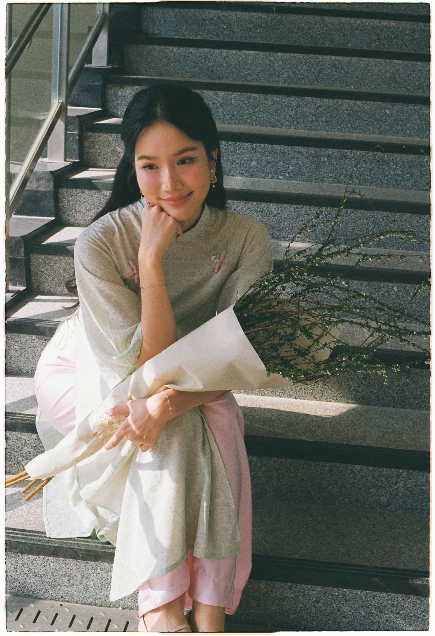 Á hậu Phương Anh ưa chuộng áo dài dáng suông, gam màu pastel nhẹ nhàng. Cô phối cùng phụ kiện giày bệt, kẹp tóc mang phong cách vintage.