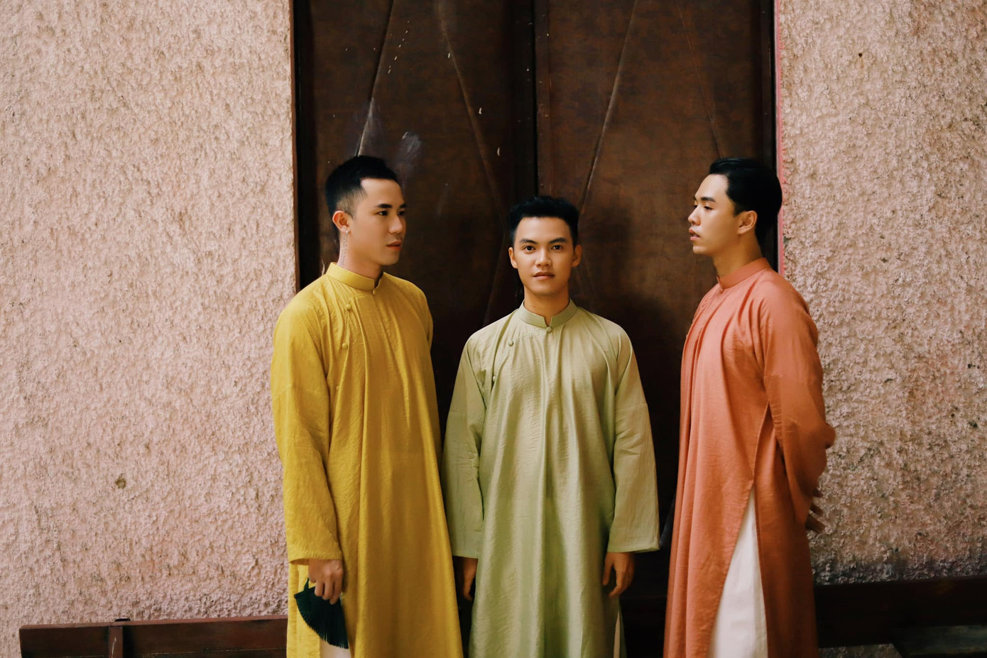 Áo dài nam của Song Toàn. Áo dài nam của Song Toàn.