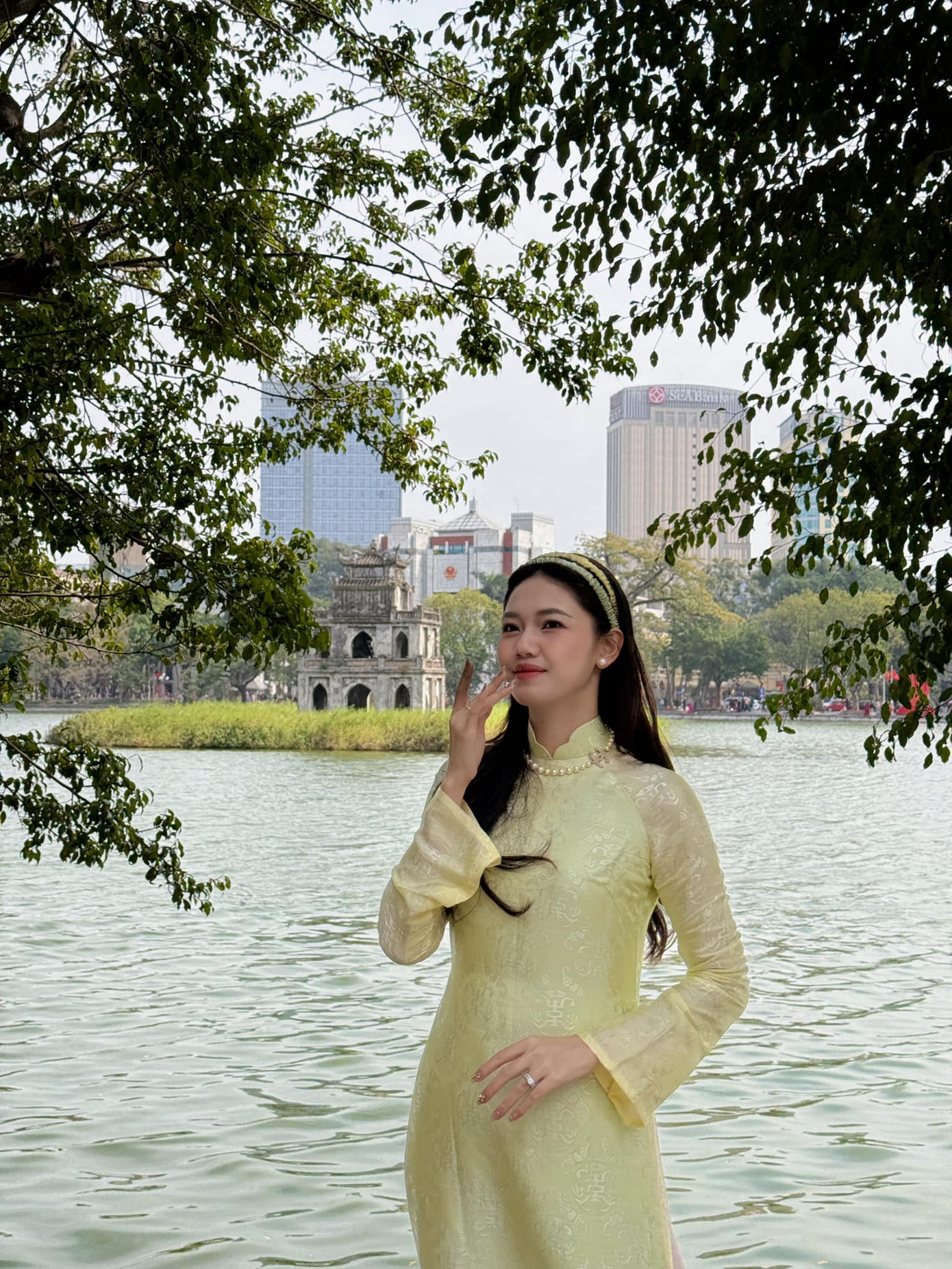 Á hậu Thanh Tú khoe vẻ dịu dàng, thanh lịch khi dạo phố Hà Nội trong chiều cuối năm.