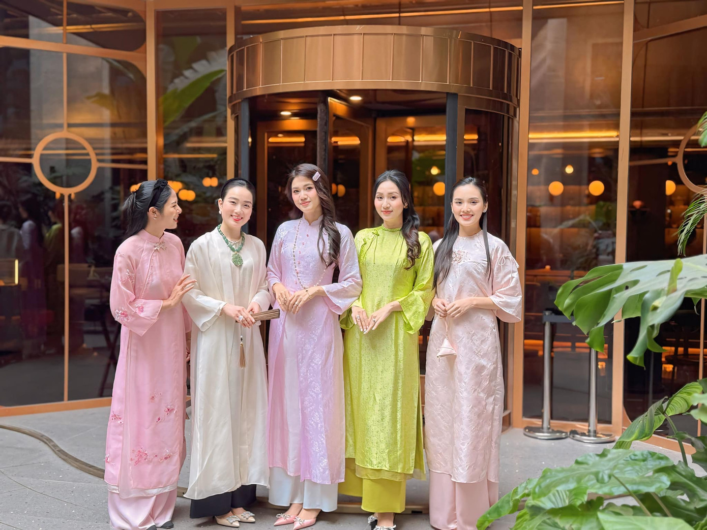 Hai người đẹp hội ngộ hội chị em thân thiết như Hoa hậu Ngọc Hân, người đẹp Tố Như, Lan Hương trong ngày cuối năm. Phong cách áo dài dáng suông thoải mái, giấu dáng được nhiều người đẹp ưa chuộng trong mùa Tết 2025.