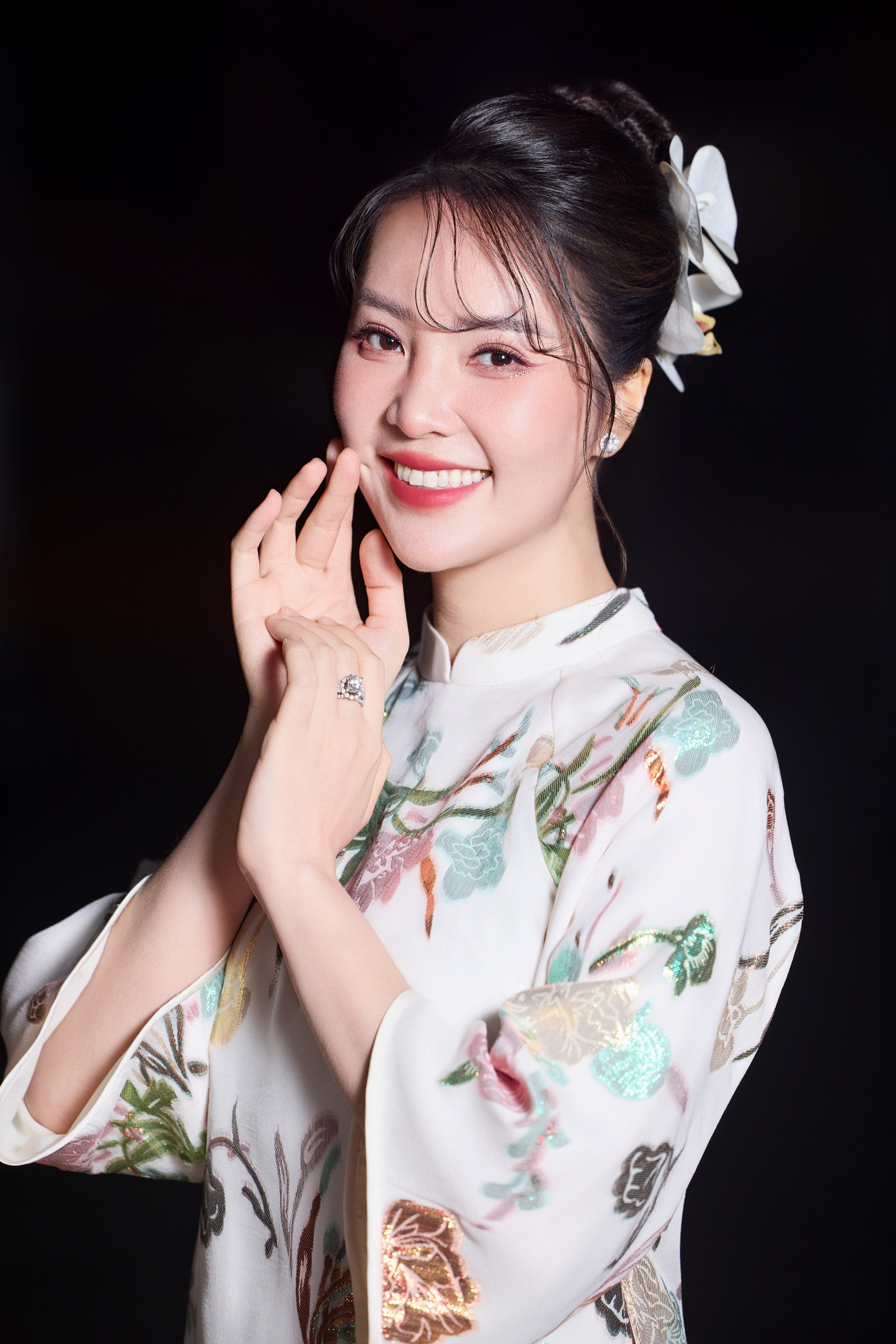 Thụy Vân thay nhiều trang phục khi ghi hình.