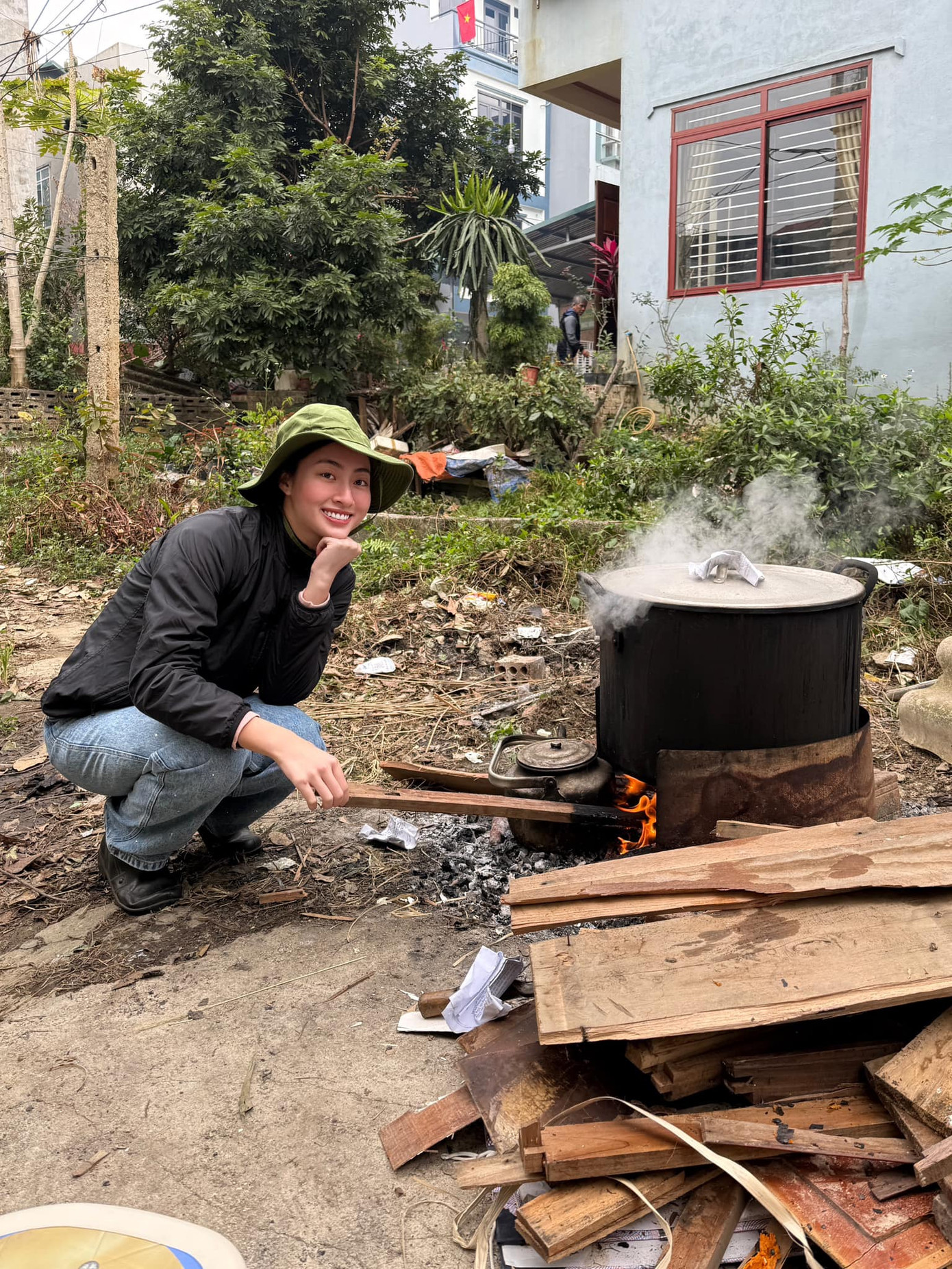 Lương Thùy Linh canh nồi bánh chưng trong chiều 29 Tết.