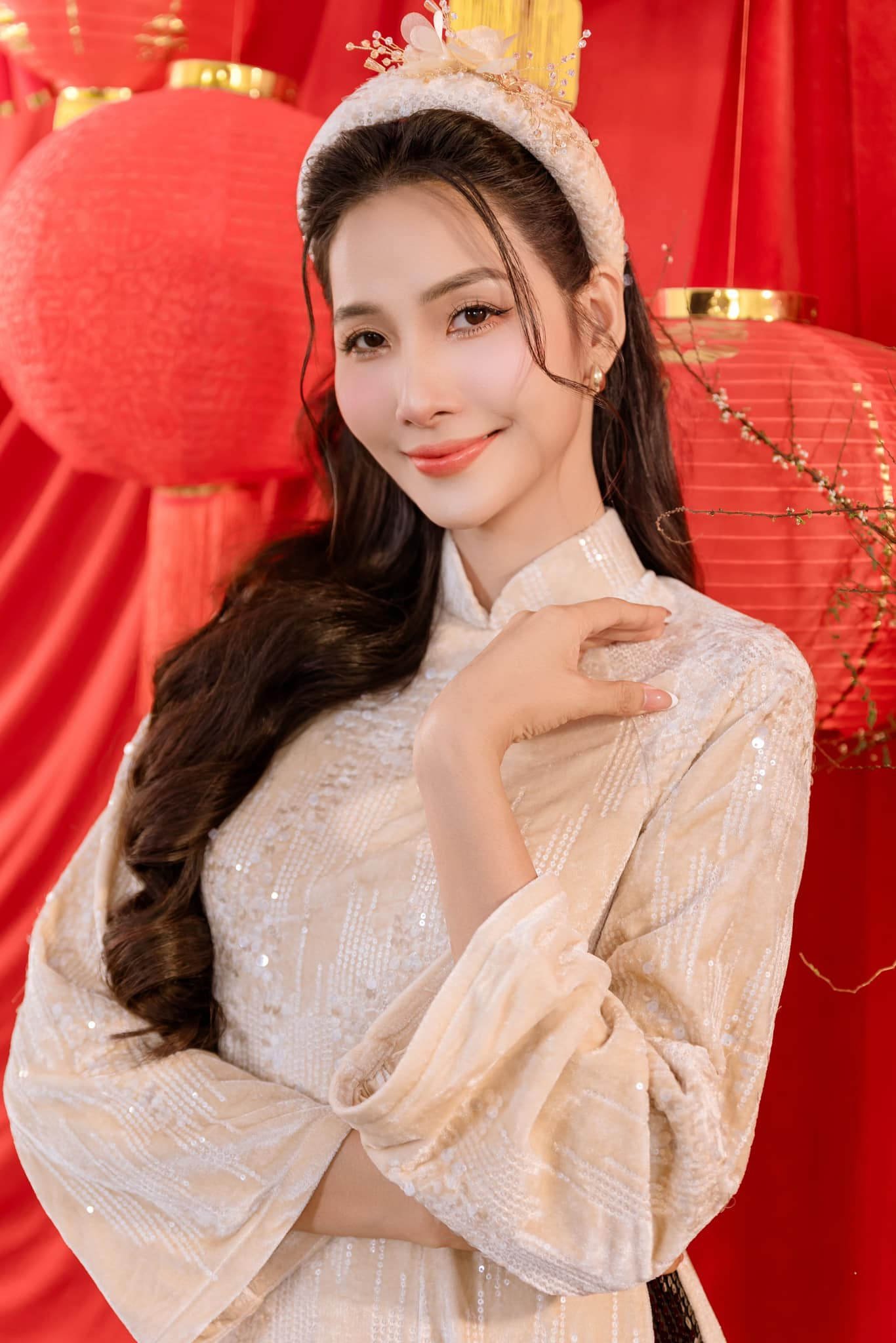 Á hậu Hoàng Thùy nền nã với áo dài, khăn đóng đính kim sa cầu kỳ.