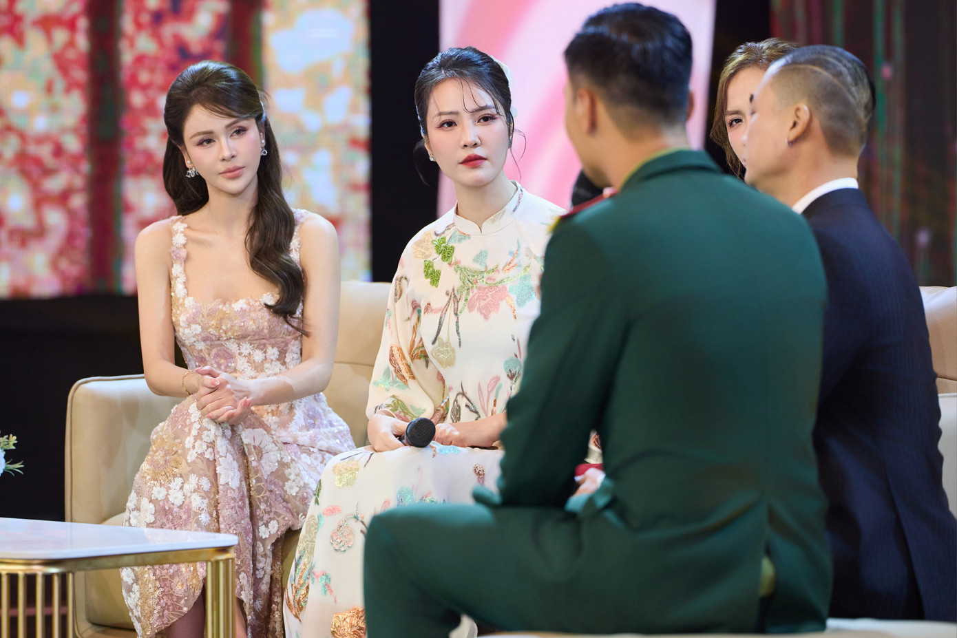 Thụy Vân và dàn diễn viên quay chương trình Tết trong 18 tiếng.