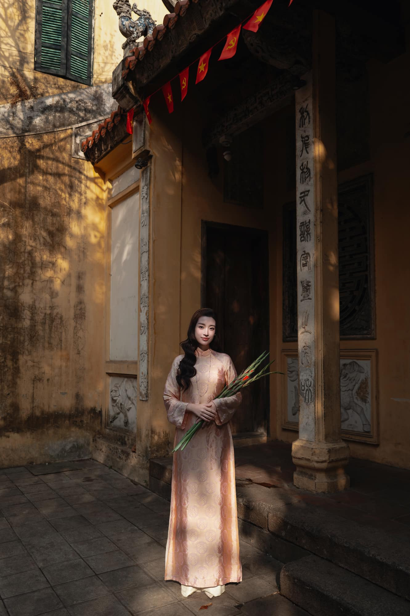 Trong khi dàn người đẹp bận rộn dọn nhà cửa thì Hoa hậu Đỗ Mỹ Linh thảnh thơi mặc áo dài, dạo phố cổ trong ngày 29 Tết.