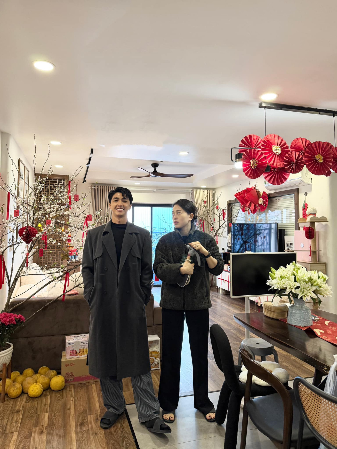 Trước khi về quê đón Tết, vợ chồng Phương Nga đã sắm sửa, trang trí nhà cửa.