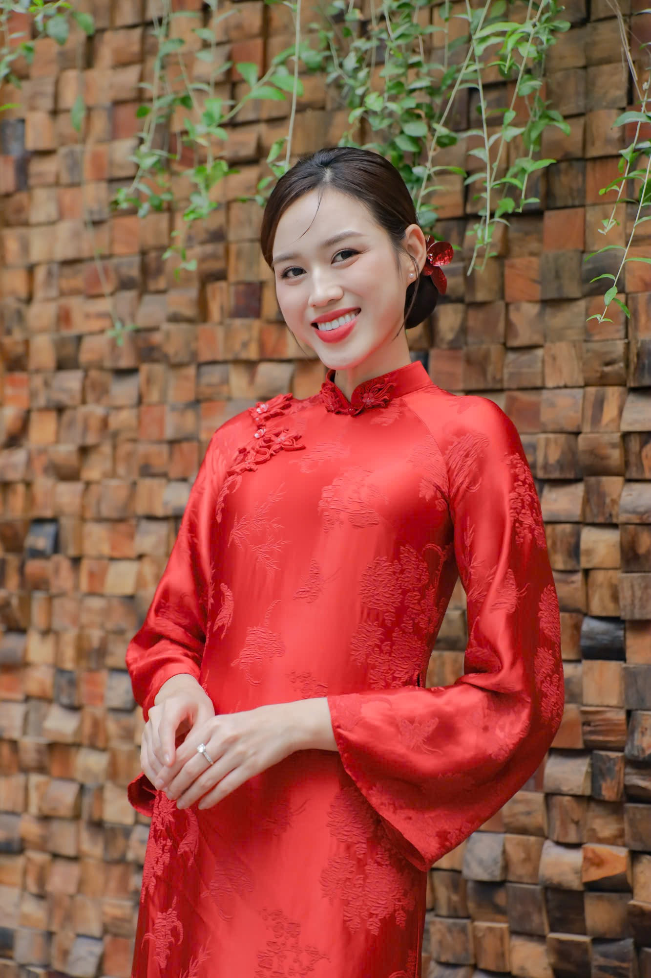 "Có thể mọi người thấy hình ảnh của tôi khác trước nhiều quá nên mới dành những lời có cánh như vậy. So với những người thành công khác thì tôi chưa thể gọi là phú bà được", cô nói.