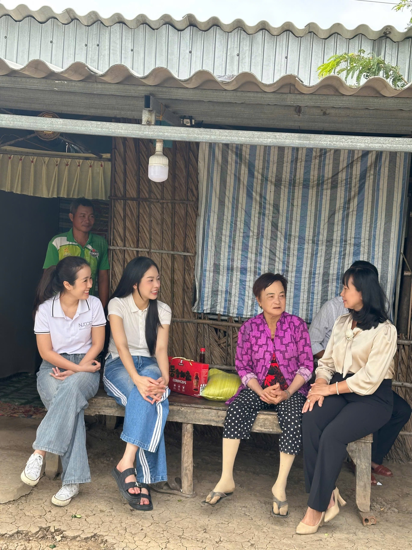 Thanh Thủy tặng quà Tết cho bà con. Thanh Thủy tặng quà Tết cho bà con.