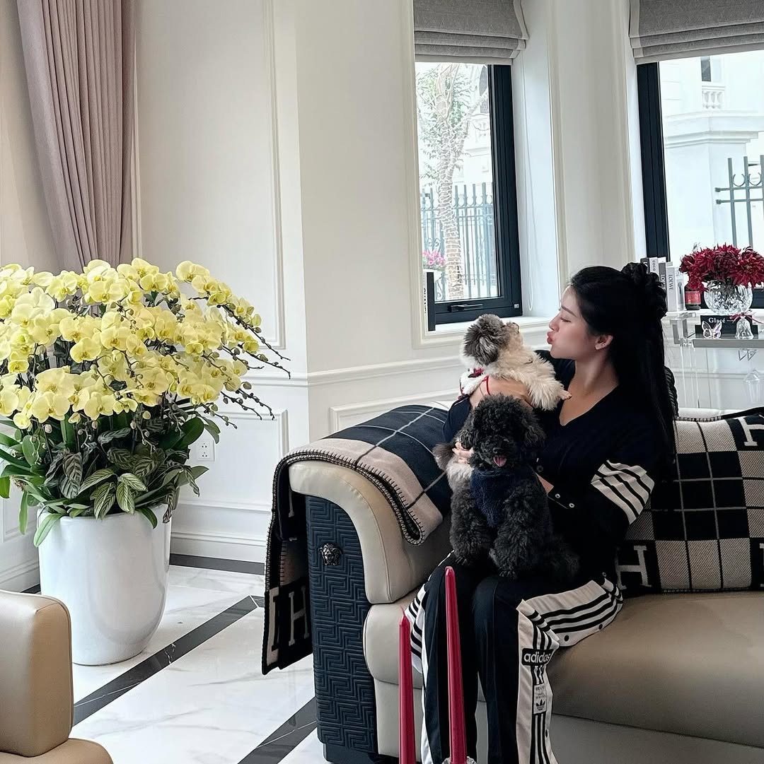 Á hậu Huyền My trang hoàng căn biệt thự mà cả gia đình cô mới chuyển về để chuẩn bị đón năm mới.