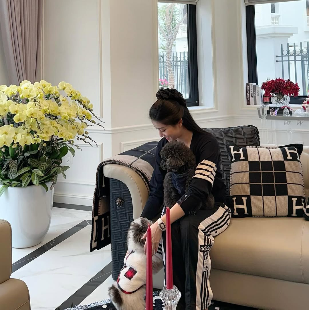 Á hậu Huyền My trang hoàng căn biệt thự mà cả gia đình cô mới chuyển về để chuẩn bị đón năm mới.