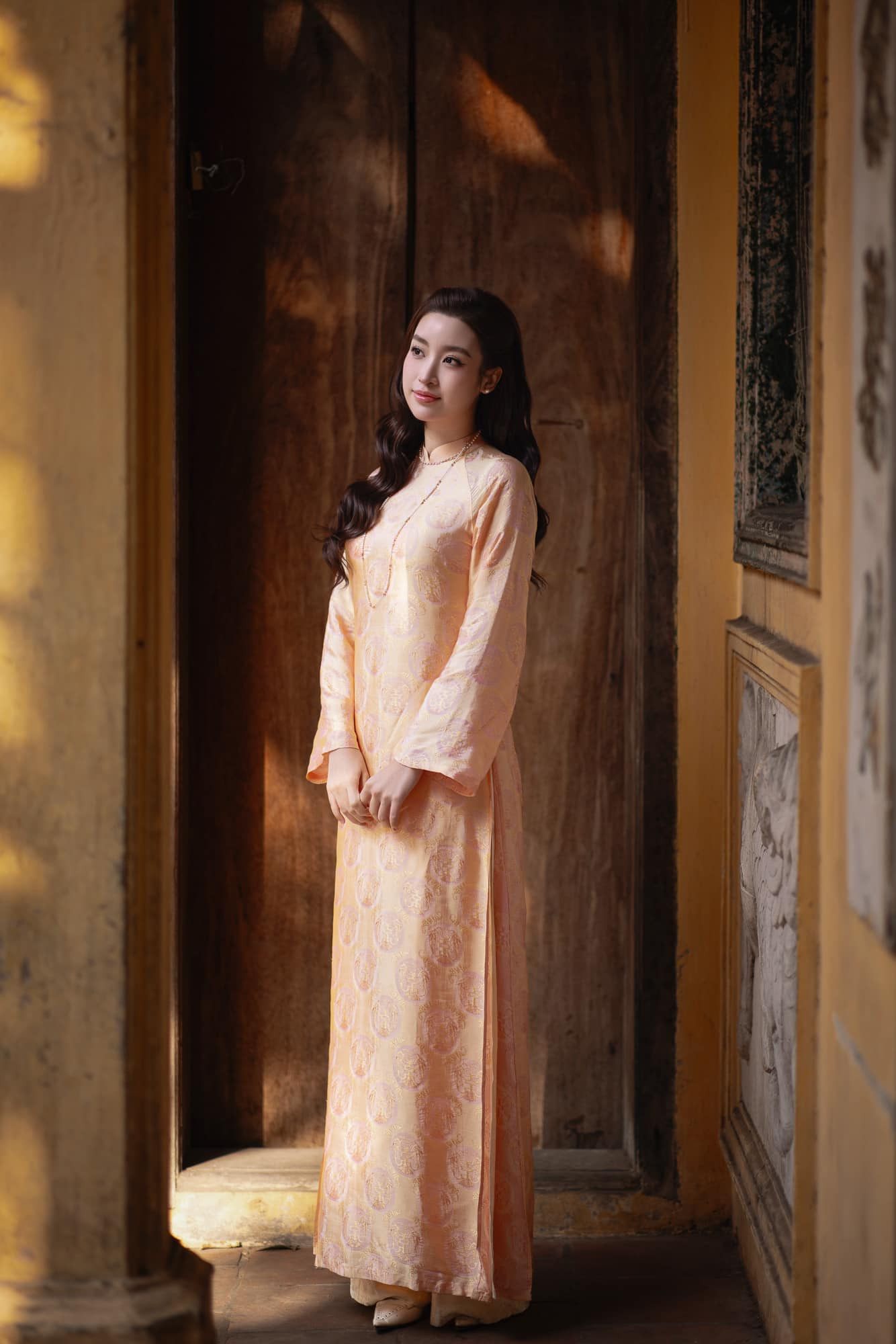 Trong khi dàn người đẹp bận rộn dọn nhà cửa thì Hoa hậu Đỗ Mỹ Linh thảnh thơi mặc áo dài, dạo phố cổ trong ngày 29 Tết.