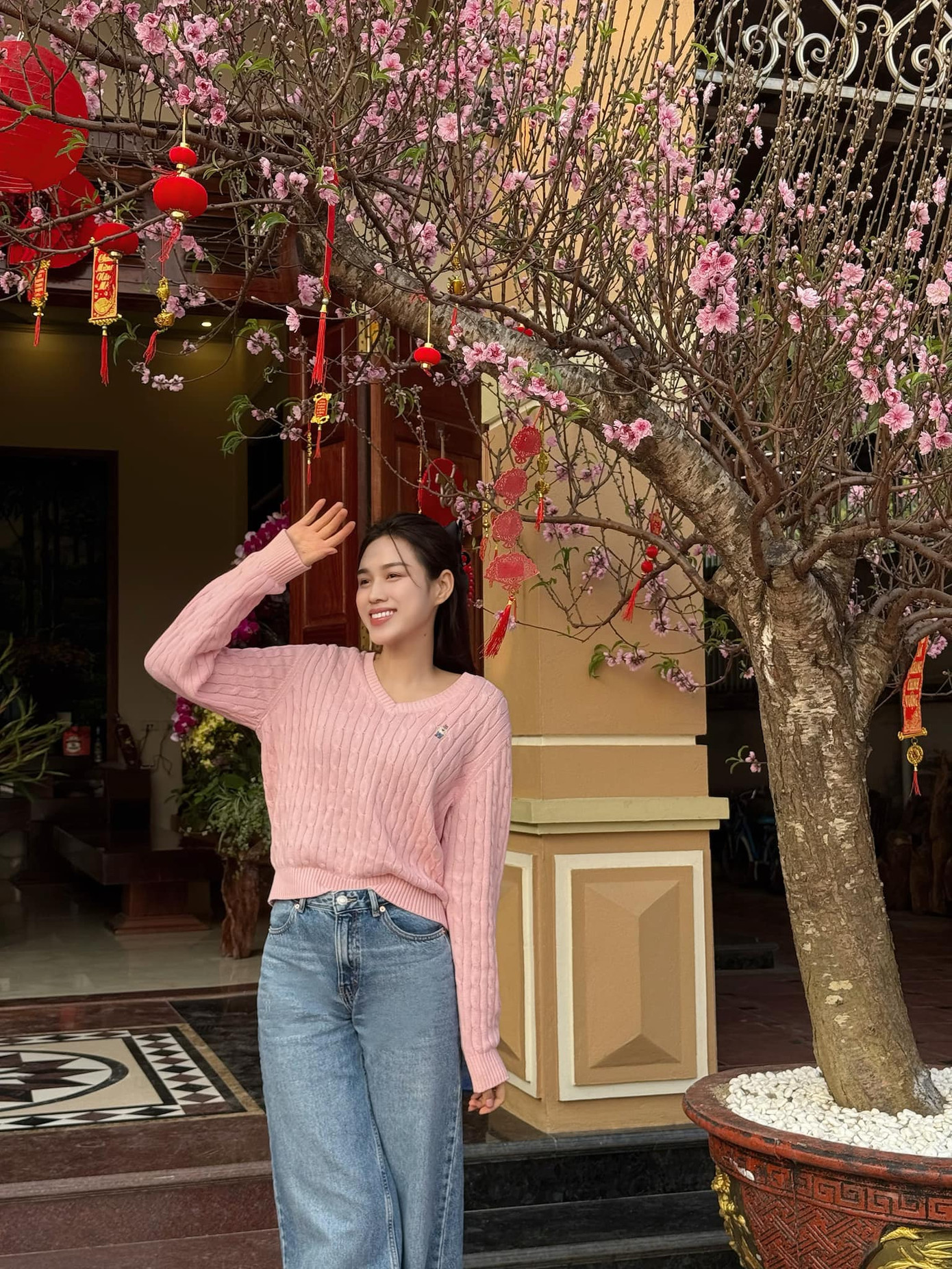 Về quê, Đỗ Thị Hà chăm chỉ phụ giúp bố mẹ việc nhà. Cô xắn quần rửa sân, nhà cửa để chuẩn bị đón năm mới.