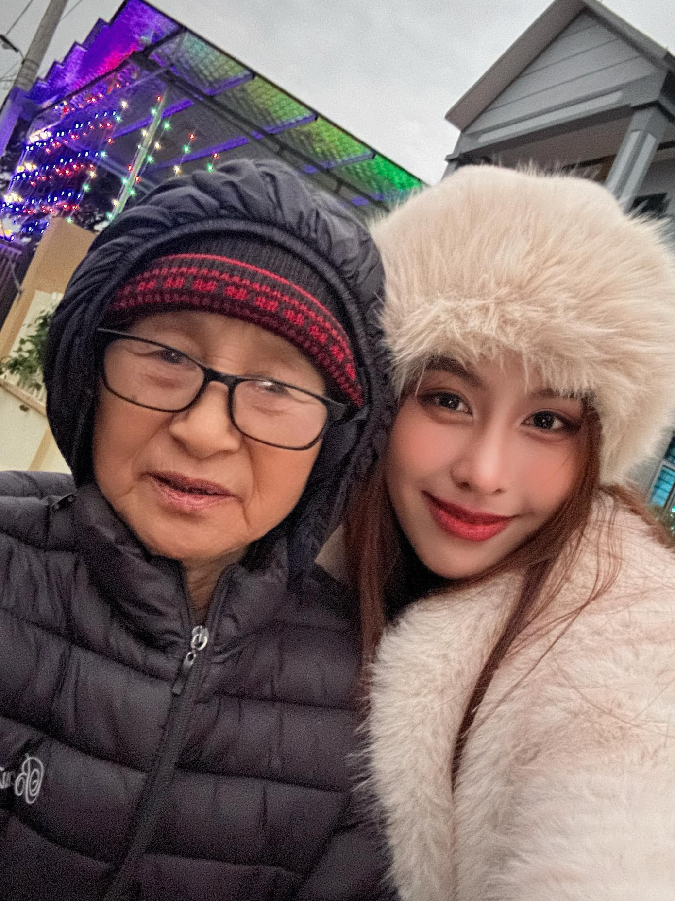 Á hậu Ngọc Hằng chia sẻ nhiều khoảnh khắc quây quần bên gia đình khi về quê Thanh Hóa đón Tết Nguyên đán. 2024 là năm thành công với Ngọc Hằng khi cô giành ngôi á quân chương trình Bước nhảy hoàn vũ. Á hậu Ngọc Hằng chia sẻ nhiều khoảnh khắc quây quần bên gia đình khi về quê Thanh Hóa đón Tết Nguyên đán. 2024 là năm thành công với Ngọc Hằng khi cô giành ngôi á quân chương trình Bước nhảy hoàn vũ.