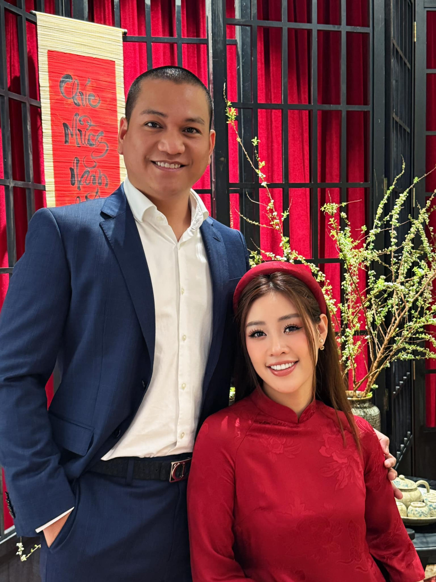 Hoa hậu Khánh Vân mặc áo dài bên chồng - nhiếp ảnh gia Nguyễn Long trong khoảnh khắc chào đón năm mới. Đây là cái Tết đầu tiên của Khánh Vân trong vai trò làm dâu. Hoa hậu Khánh Vân mặc áo dài bên chồng - nhiếp ảnh gia Nguyễn Long trong khoảnh khắc chào đón năm mới. Đây là cái Tết đầu tiên của Khánh Vân trong vai trò làm dâu.