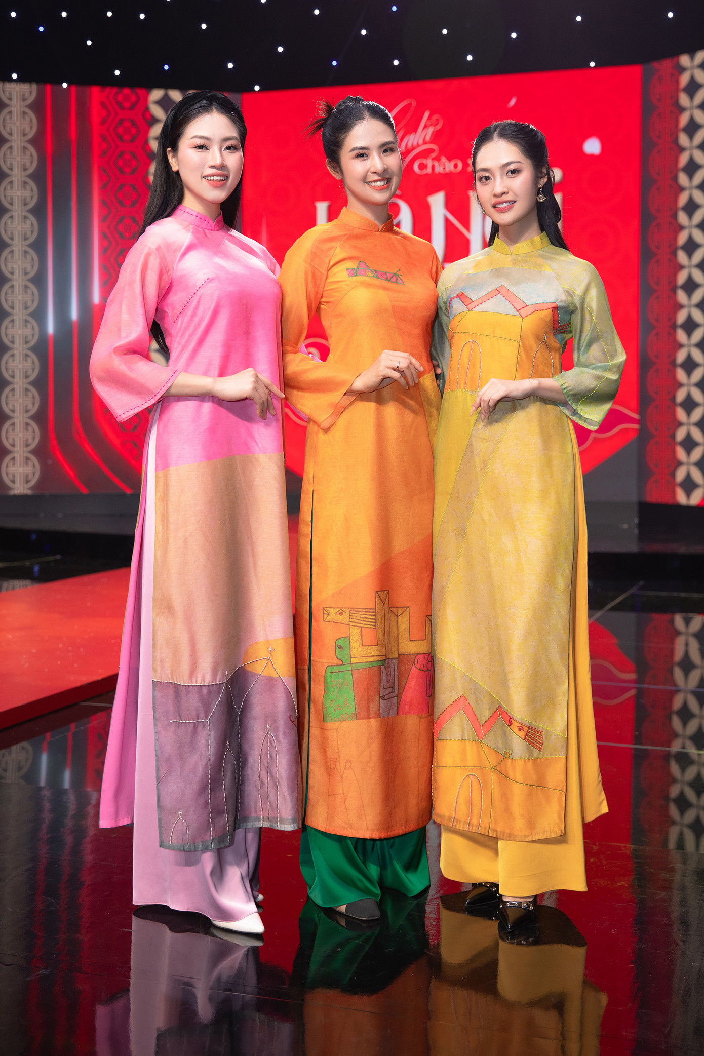 Các nghệ sĩ trình diễn áo dài Tết của Hoa hậu Ngọc Hân.