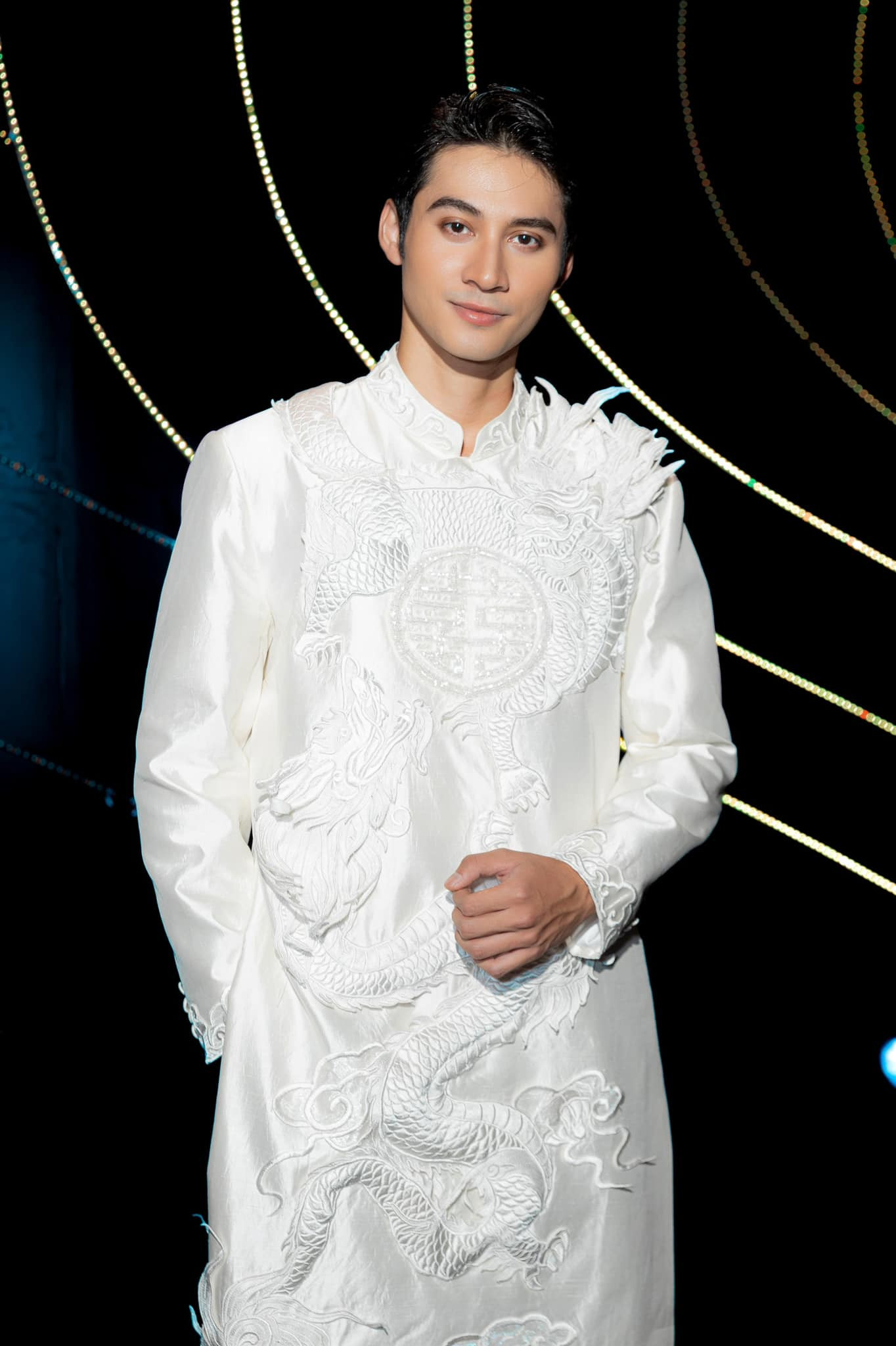 Nhiều nam vương mặc áo dài của NTK Trường Duy. Nhiều nam vương mặc áo dài của NTK Trường Duy.