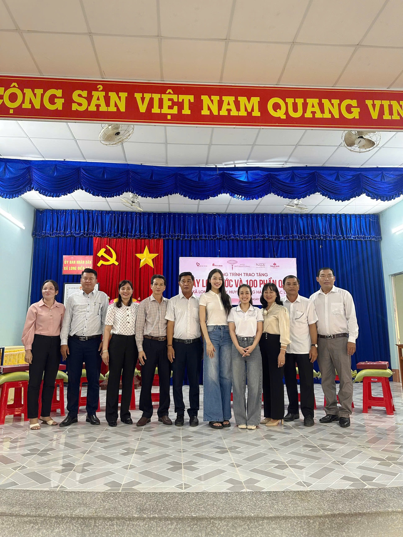 Thanh Thủy tặng quà Tết cho bà con. Thanh Thủy tặng quà Tết cho bà con.