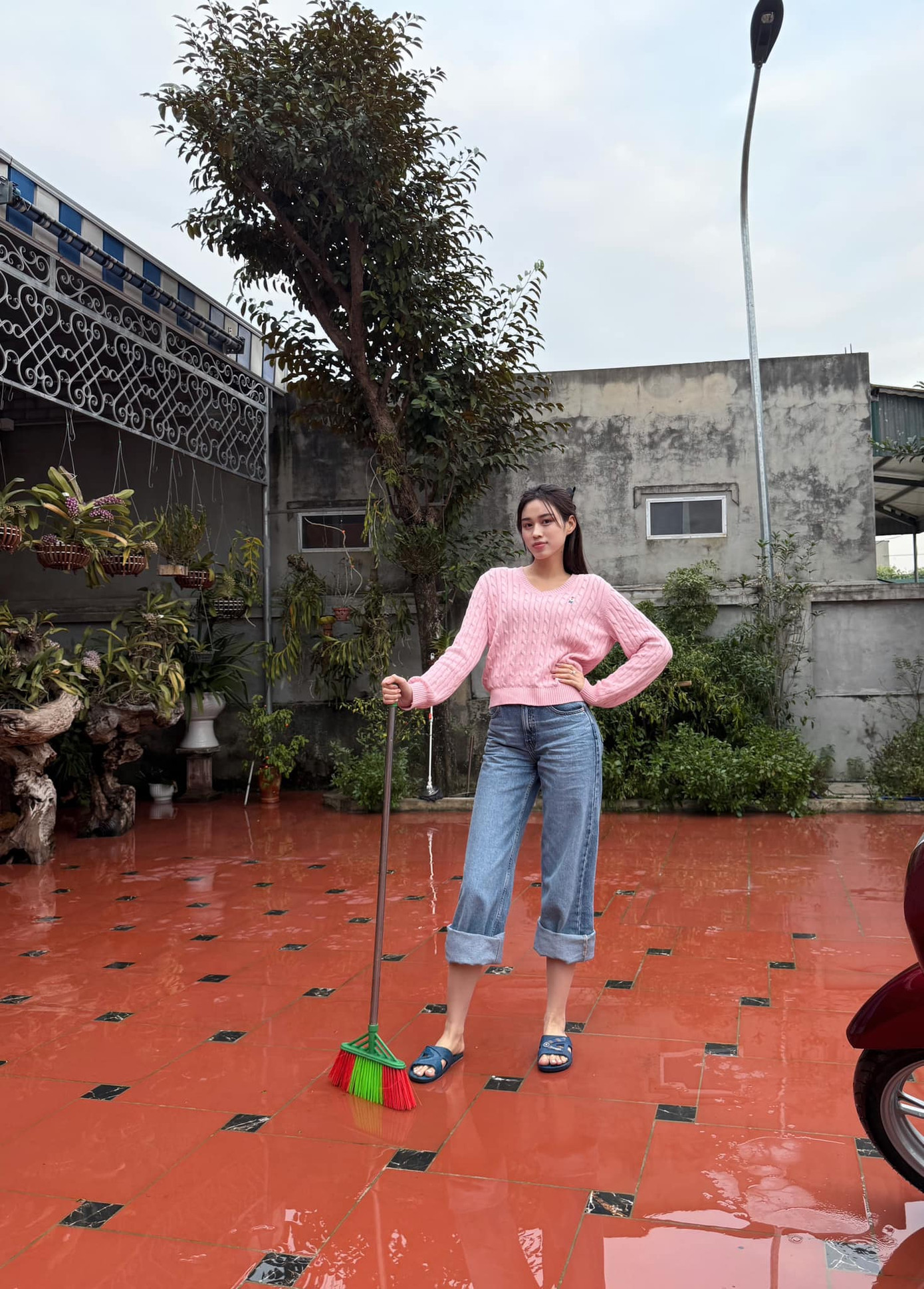 Về quê, Đỗ Thị Hà chăm chỉ phụ giúp bố mẹ việc nhà. Cô xắn quần rửa sân, nhà cửa để chuẩn bị đón năm mới.