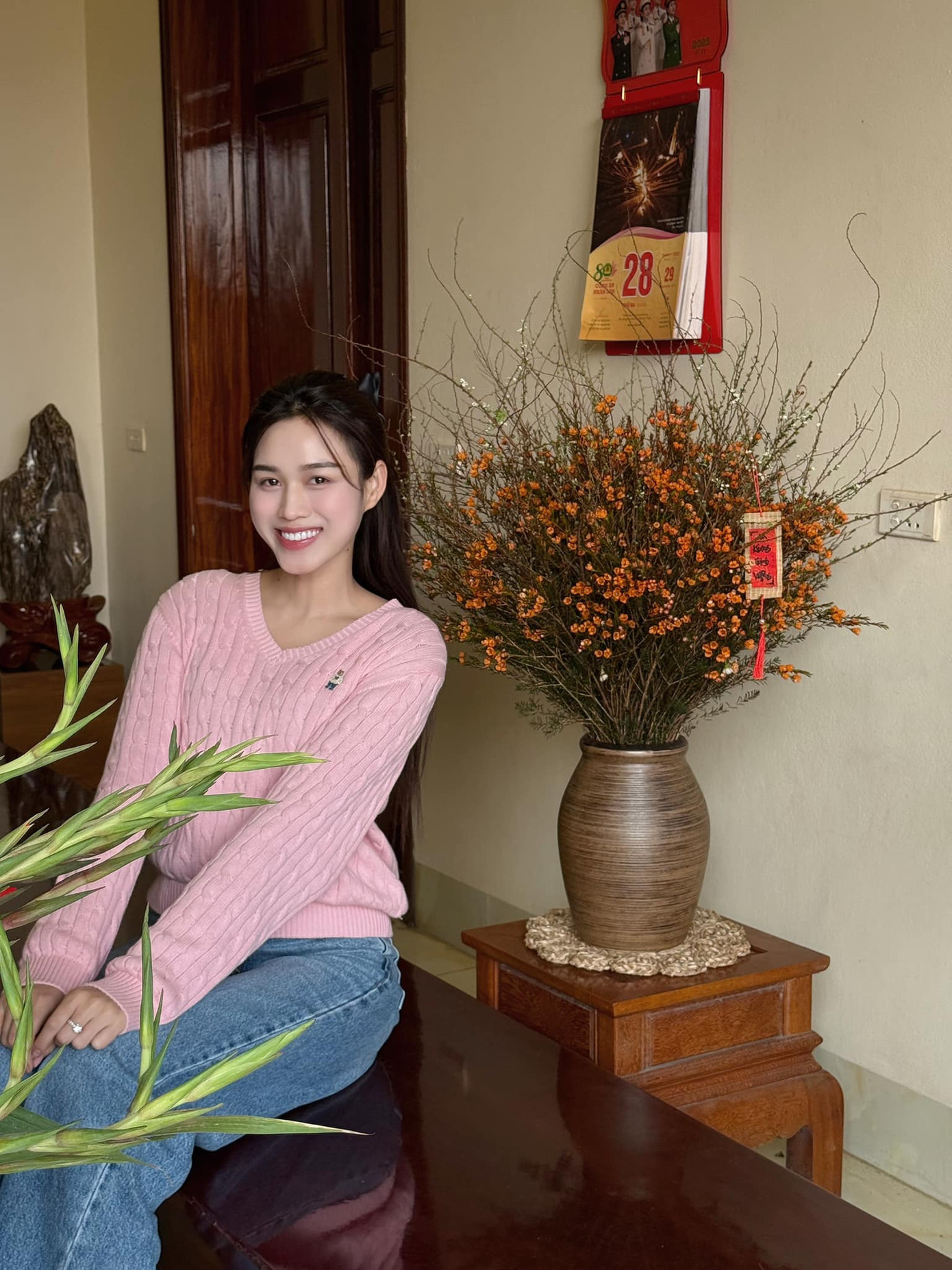 Chiều 29 Tết, Hoa hậu Đỗ Thị Hà tất bật cắm hoa, dọn dẹp nhà cửa để chuẩn bị đón Giao thừa. Không gian ngôi nhà của cô ở Thanh Hóa ngập tràn các loại hoa Tết rực rỡ.