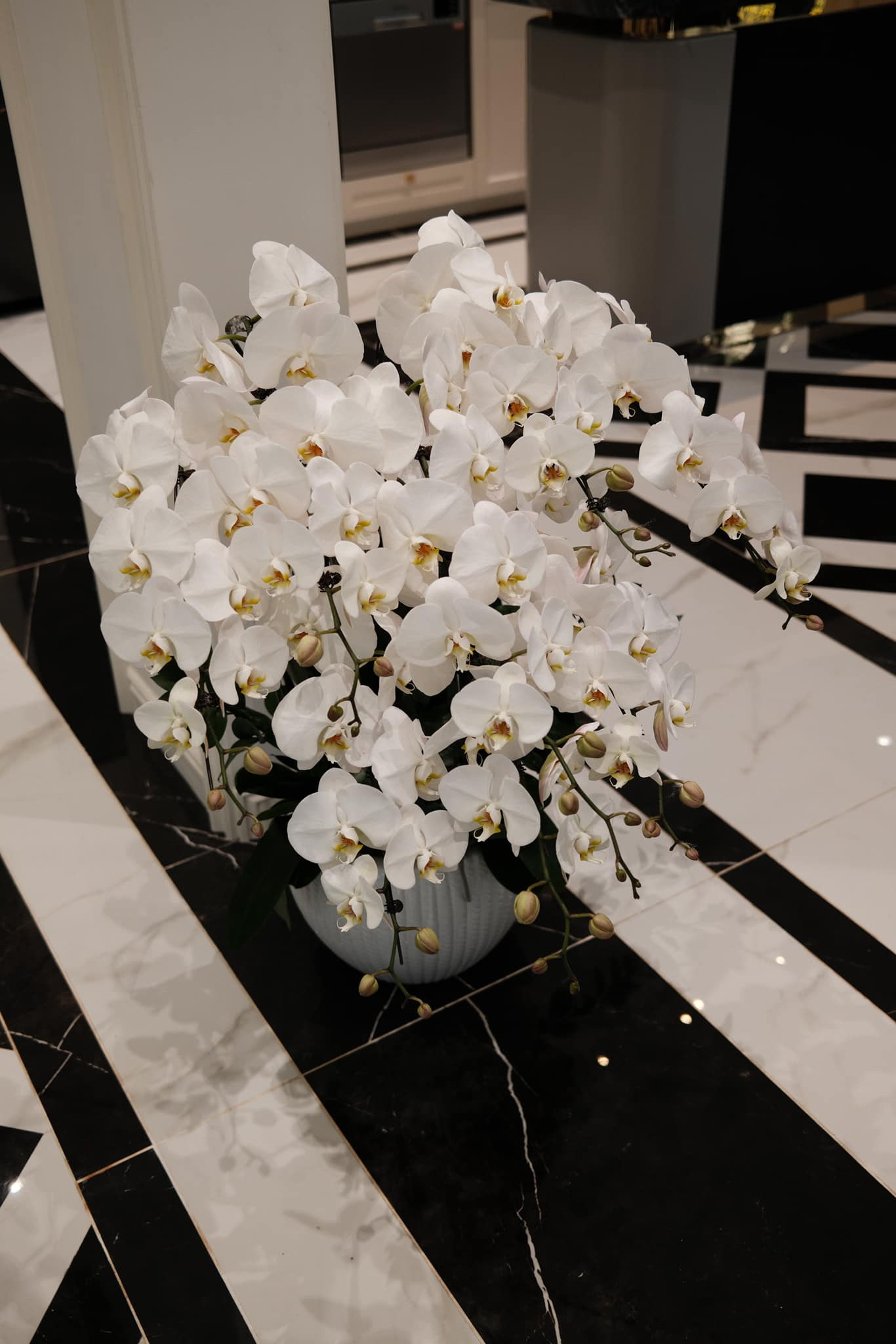 Biệt thự của Huyền My cũng được trang hoàng nhiều hoa tươi cao cấp cùng những đồ decor sang trọng, xa hoa.