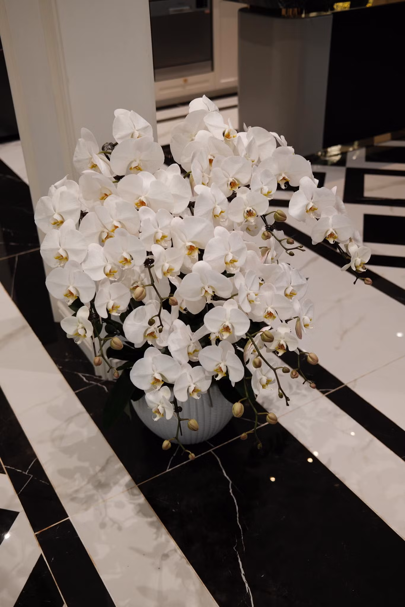 Biệt thự của Huyền My cũng được trang hoàng nhiều hoa tươi cao cấp cùng những đồ decor sang trọng, xa hoa.