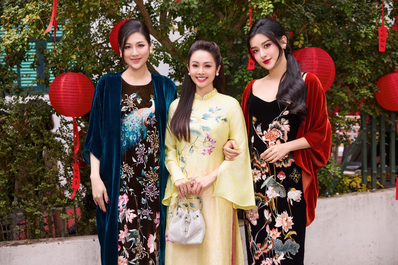 Các nghệ sĩ, hoa hậu, á hậu diện áo dài của NTK Lan Vy. Các nghệ sĩ, hoa hậu, á hậu diện áo dài của NTK Lan Vy.