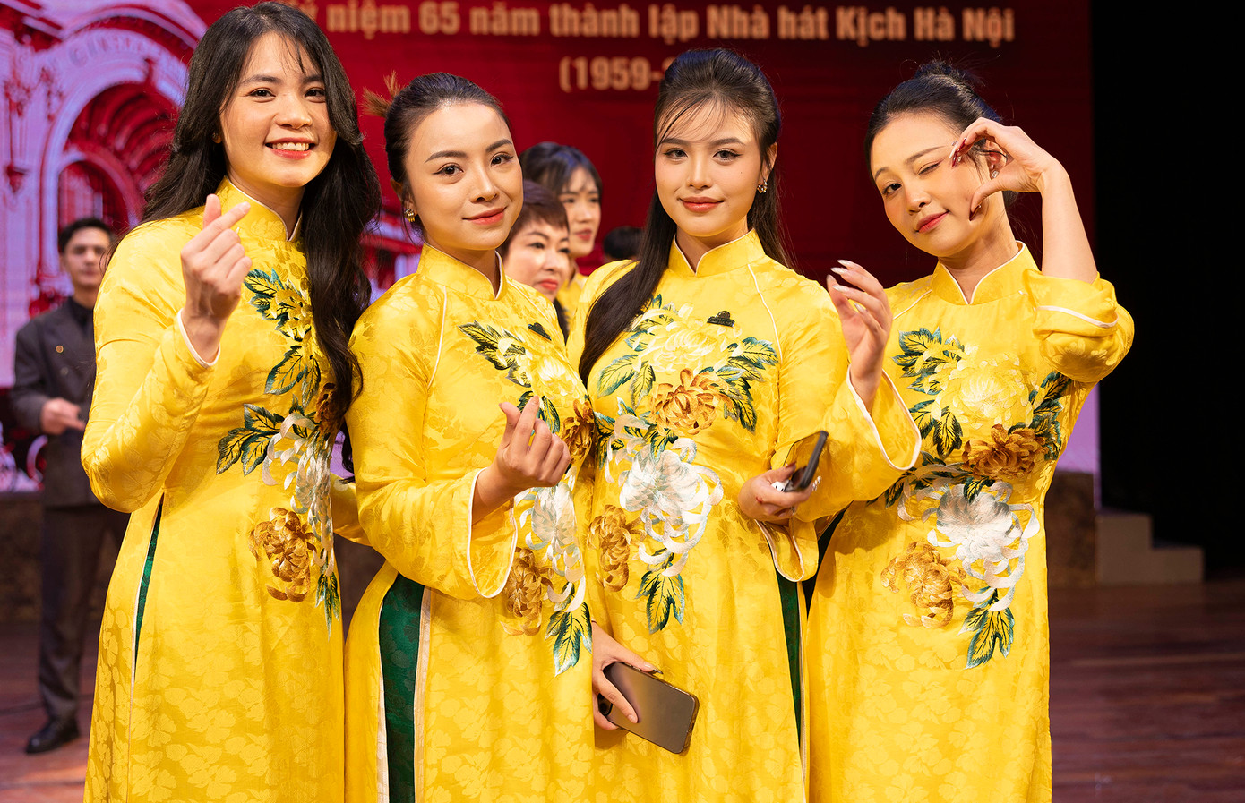 Dàn diễn viên Nhà hát Kịch Hà Nội mặc đồng phục áo dài vàng dự lễ kỷ niệm. Dàn diễn viên Nhà hát Kịch Hà Nội mặc đồng phục áo dài vàng dự lễ kỷ niệm.