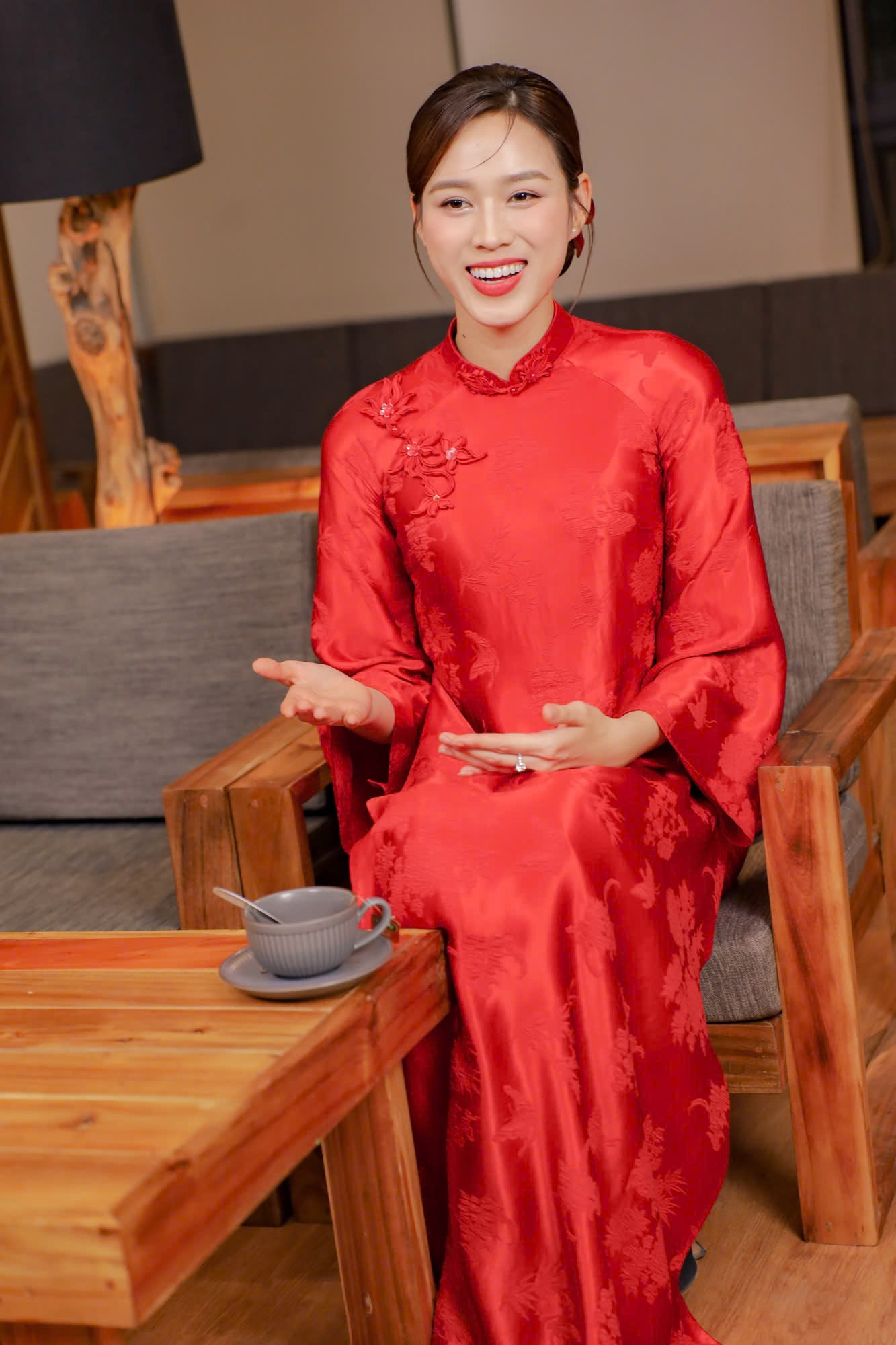 "Tôi mong muốn người bạn đời có thể chấp nhận cả những điểm tốt, xấu và luôn sẵn sàng đồng hành với mình. Quan trọng nhất là phải chân thành với nhau. Trong tình yêu, hôn nhân mà không có sự chân thành thì sẽ không bền vững", cô nói.