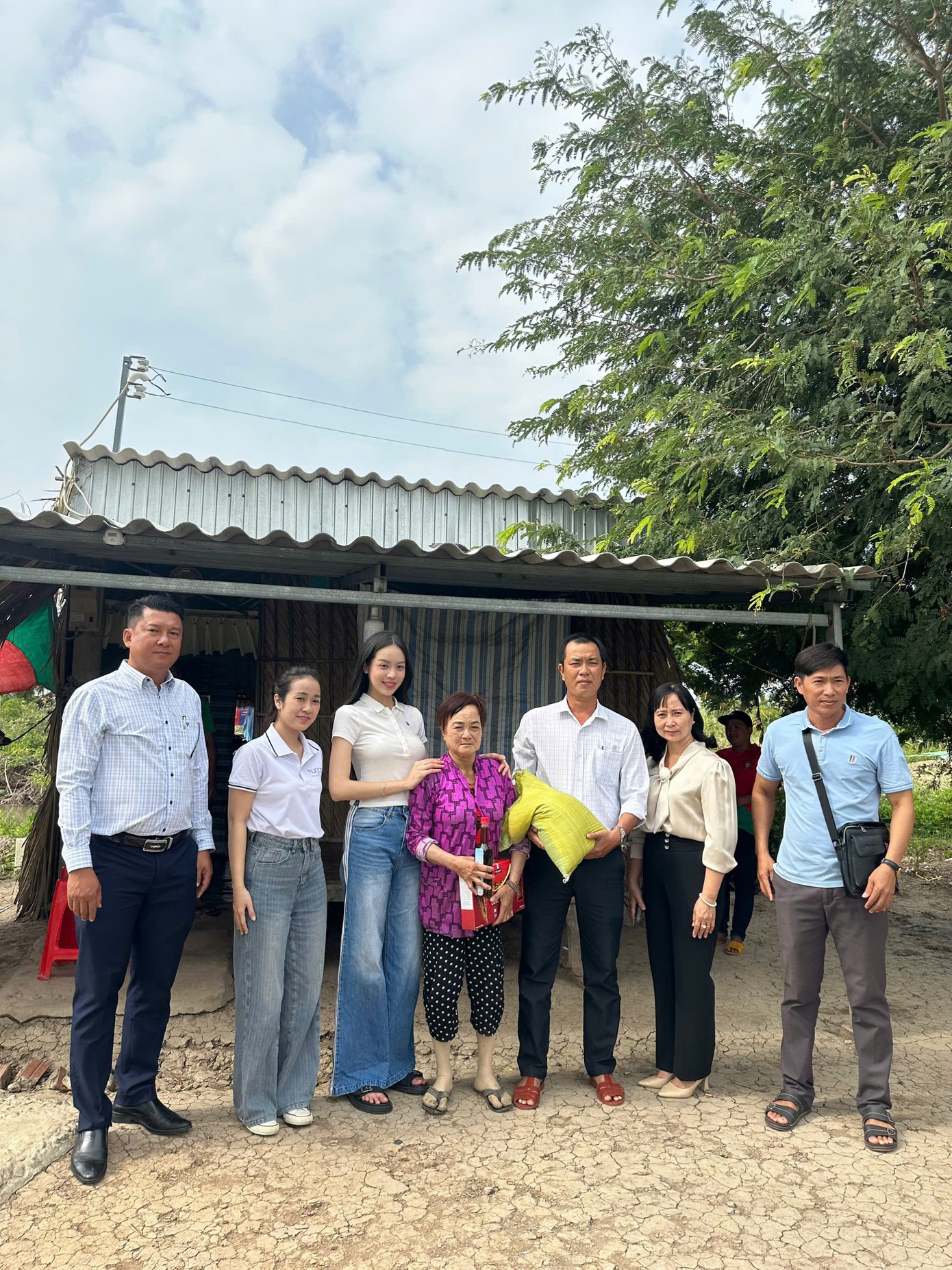 Thanh Thủy tặng quà Tết cho bà con. Thanh Thủy tặng quà Tết cho bà con.