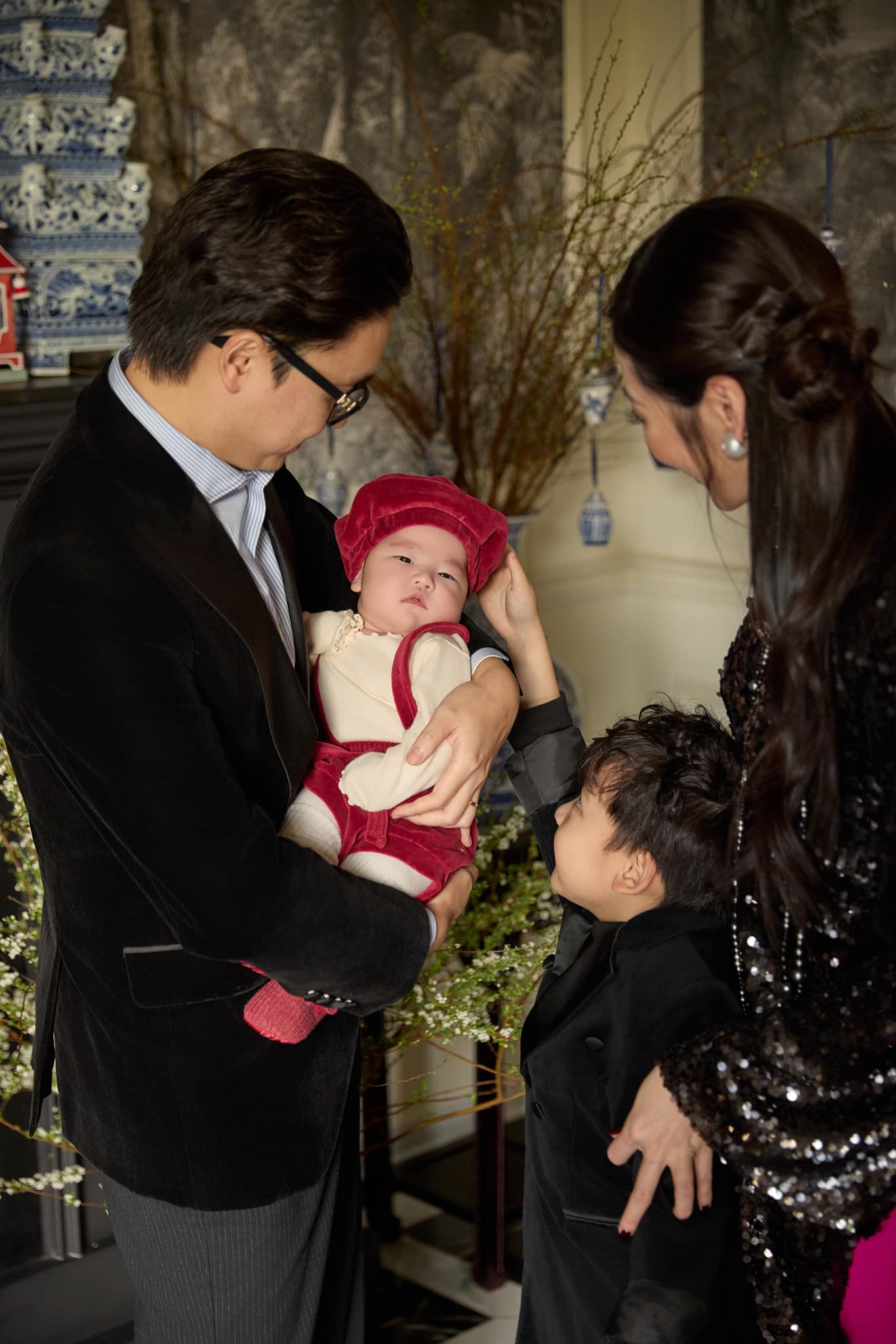 Á hậu Tú Anh cùng chồng và hai con chụp ảnh trong khoảnh khắc chào đón năm mới Ất Tỵ. Á hậu Tú Anh cùng chồng và hai con chụp ảnh trong khoảnh khắc chào đón năm mới Ất Tỵ.