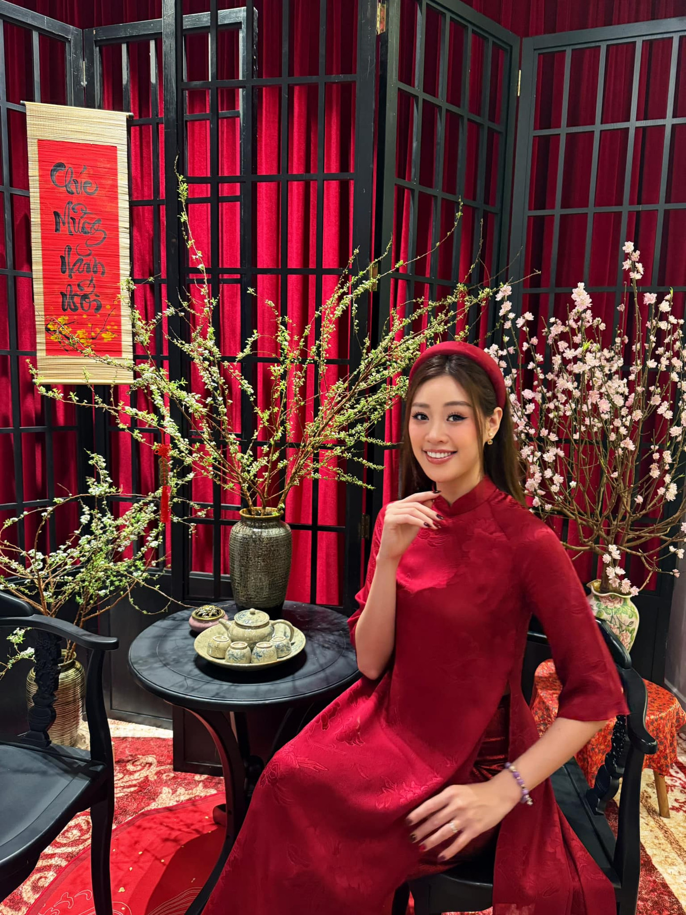 Người đẹp và chồng trang trí một khu decor tỉ mỉ, cầu kỳ trong phòng khách để đón chào các vị khách tới chơi vào dịp năm mới. Người đẹp và chồng trang trí một khu decor tỉ mỉ, cầu kỳ trong phòng khách để đón chào các vị khách tới chơi vào dịp năm mới.