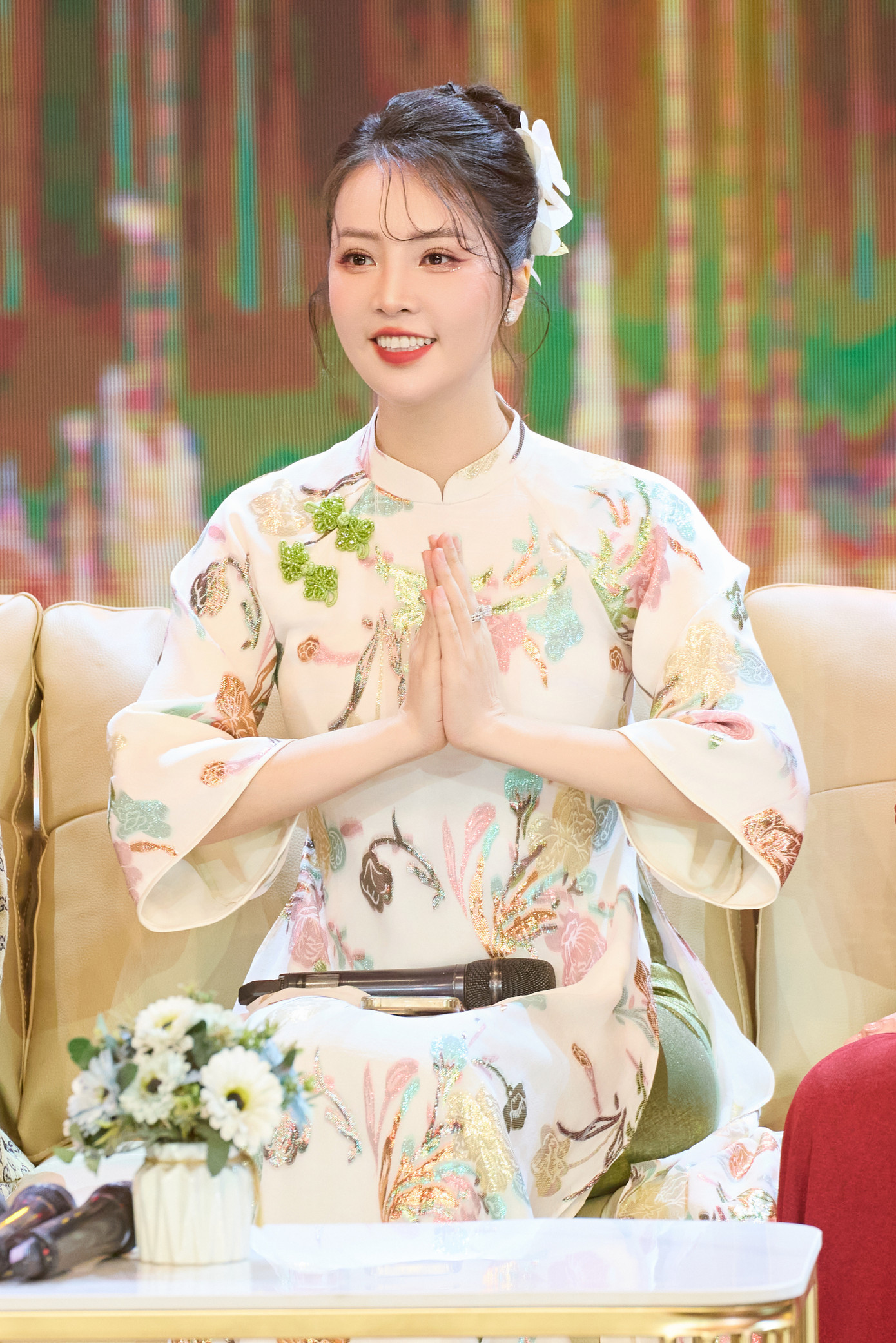 Thụy Vân và dàn diễn viên quay chương trình Tết trong 18 tiếng.