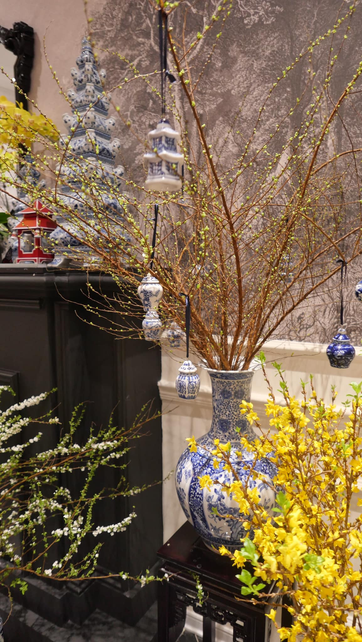 Không gian căn biệt thự của Á hậu Tú Anh được trang trí nhiều loại hoa cỏ, đồ decor sang trọng, sẵn sàng chào đón năm mới.