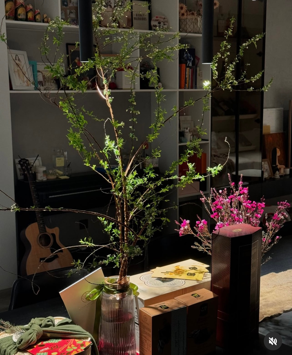 Không gian căn hộ của á hậu Thùy Dung được trang trí nhiều loại hoa đặc trưng của mùa Tết như đào, tuyết mai...