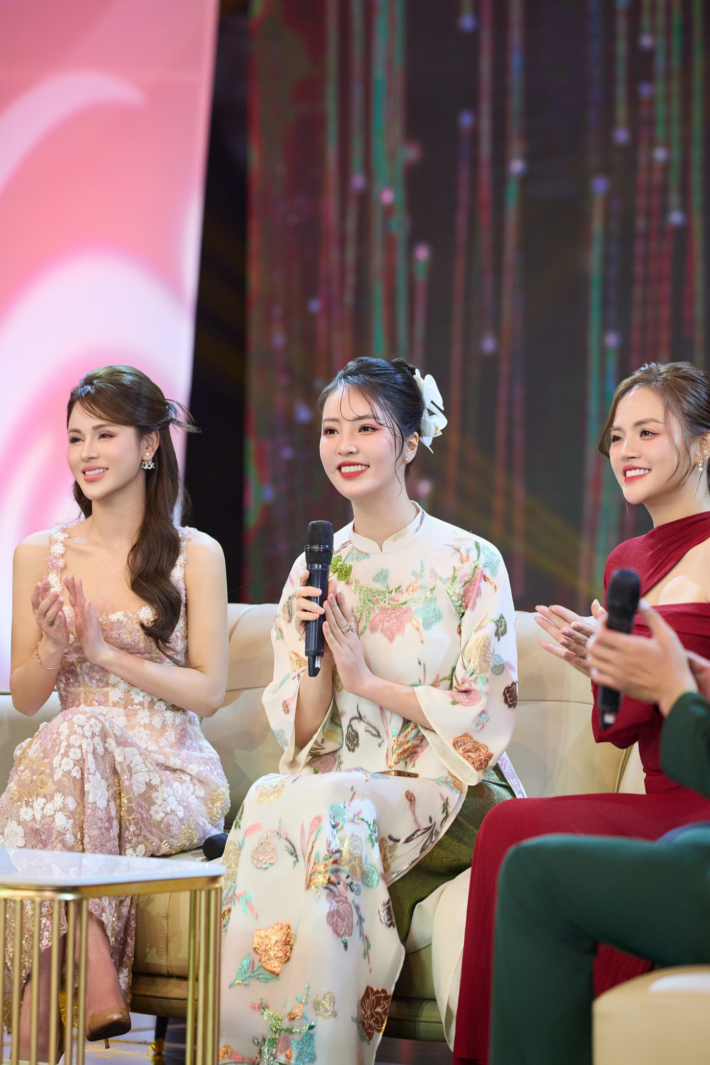 Thụy Vân và dàn diễn viên quay chương trình Tết trong 18 tiếng.